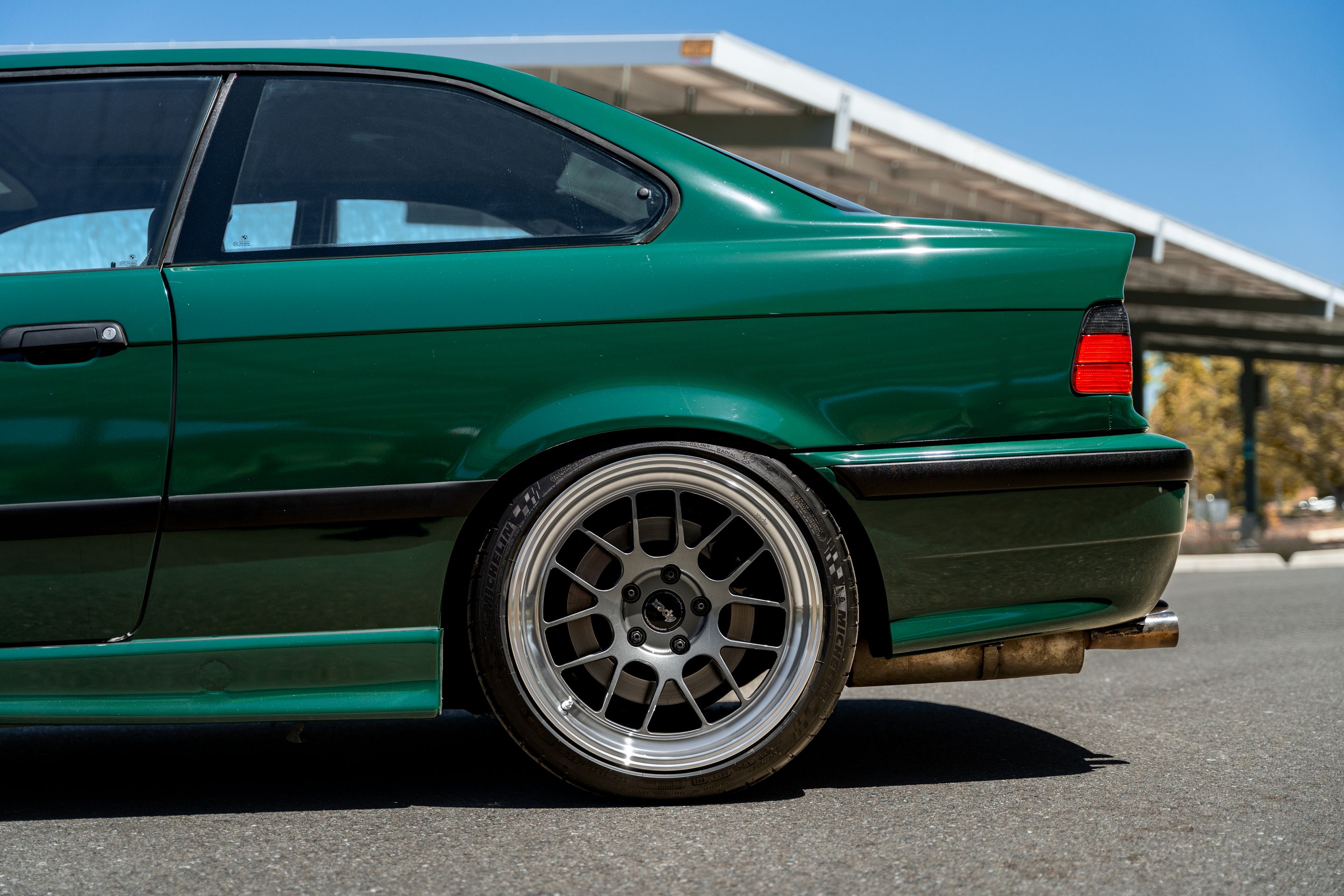 Green BMW E36 M3 with 18" ML-7RT Apex wheels in Machined Lip Anthracite