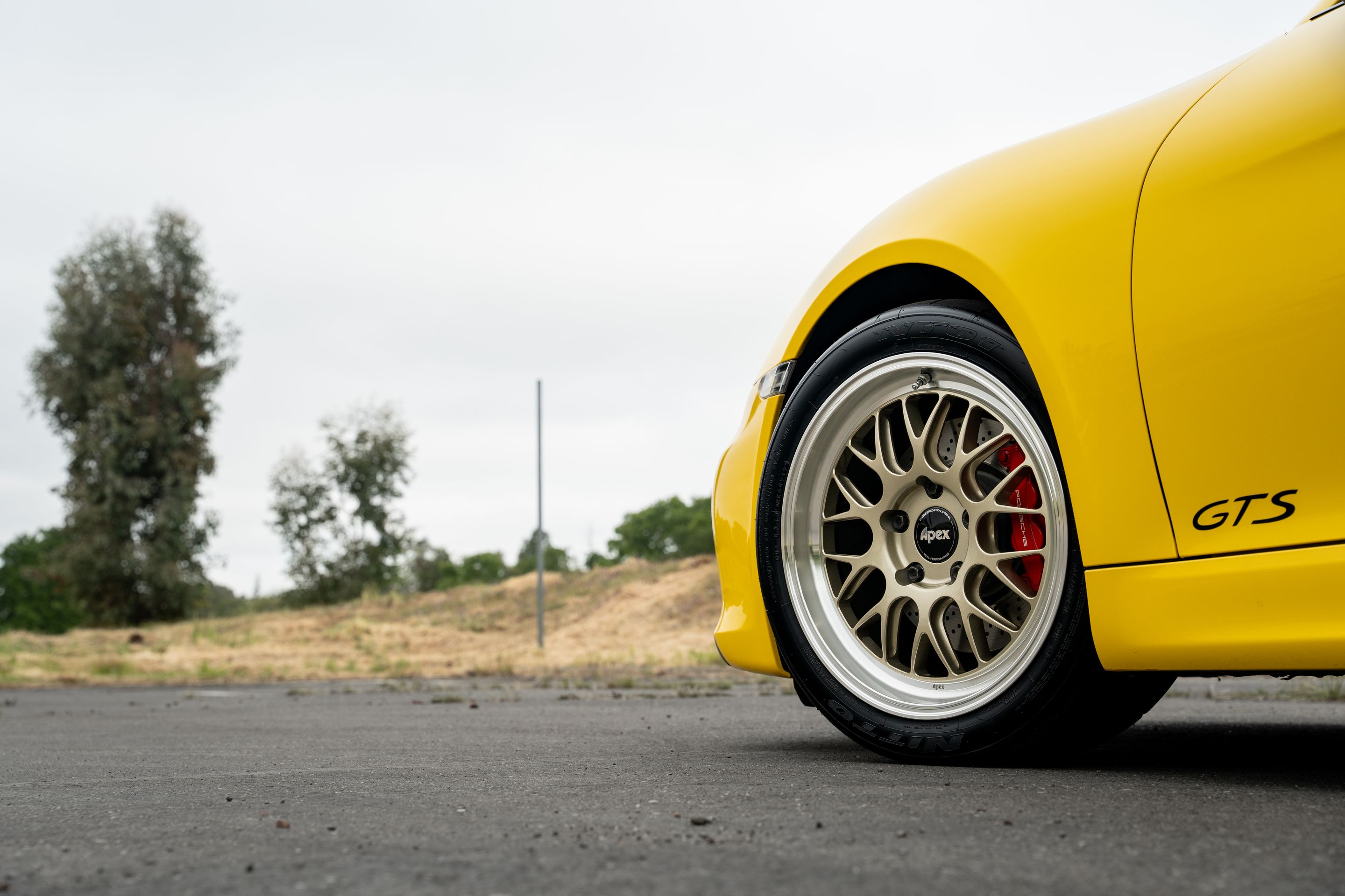 Yellow Porsche 981 Cayman GTS with 18" ML-10RT Apex wheels in Machined Lip Gloss Motorsport Gold
