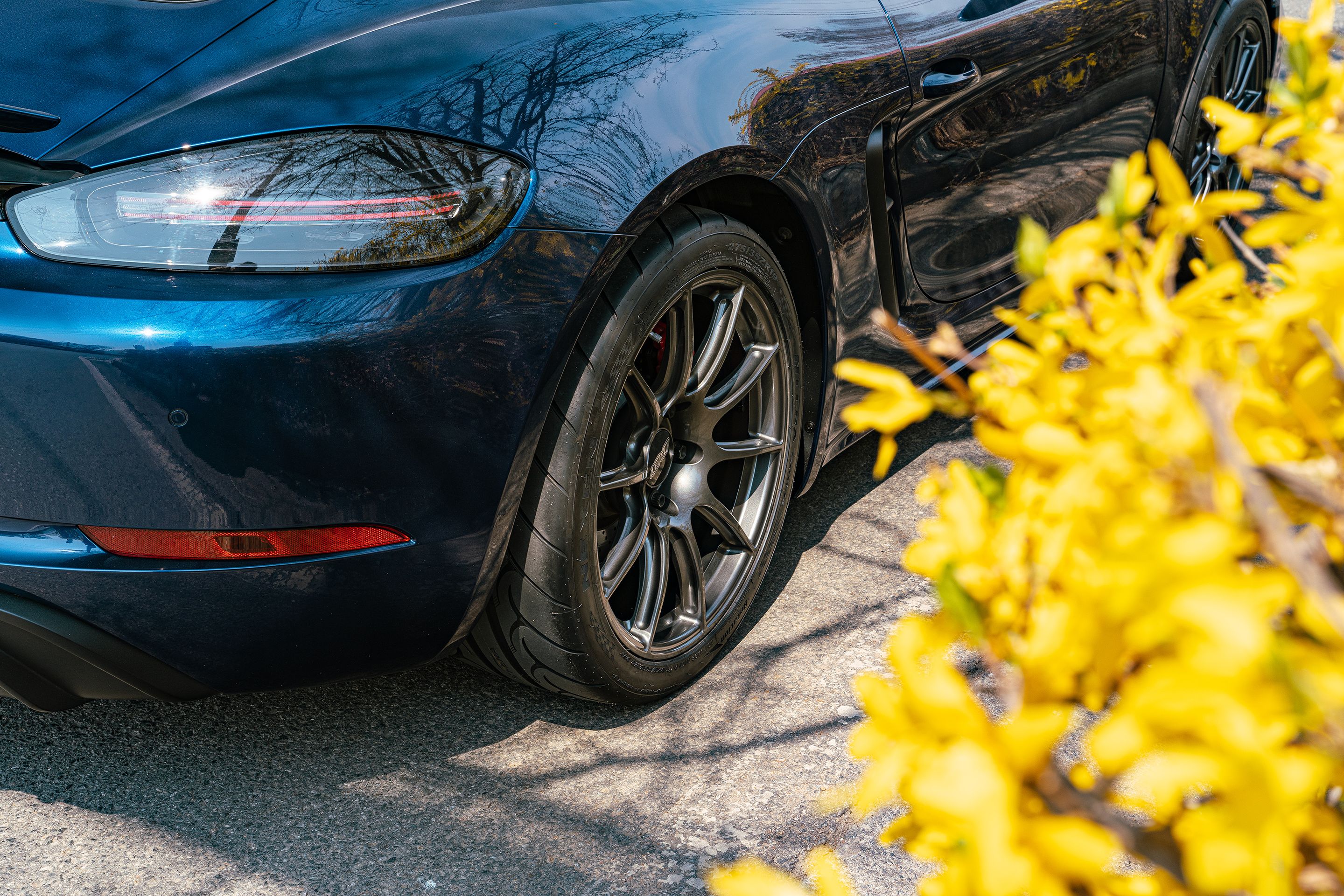 Blue Porsche 718 Cayman GTS 4.0L with 19" SM-10 Apex wheels in Anthracite