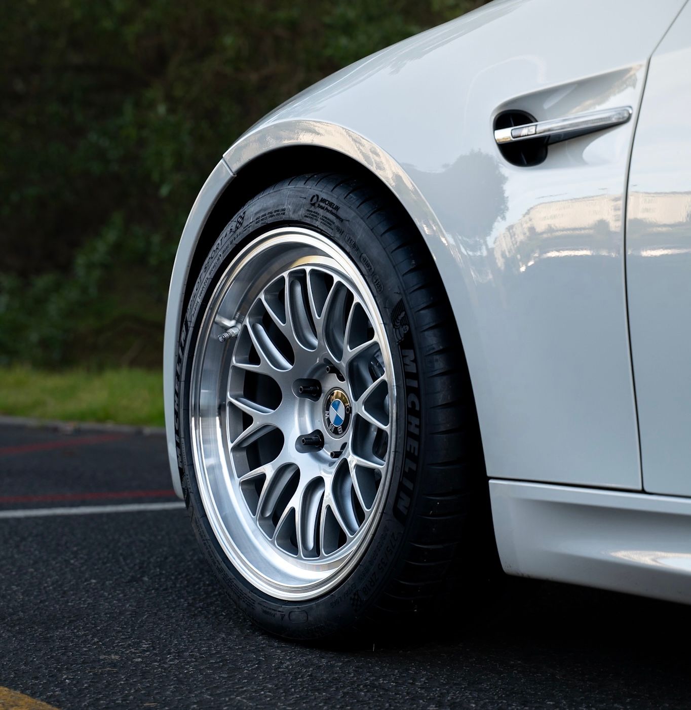 White BMW E92 Coupe M3 with 18" ML-10RT Apex wheels in Machined Lip Race Silver