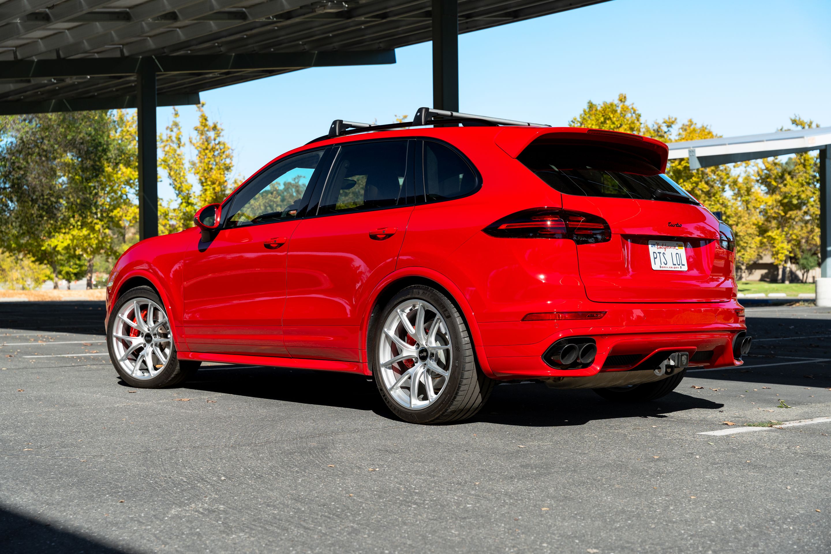 Red Porsche 958 Cayenne with 21" VS-5RX Apex wheels in Race Silver