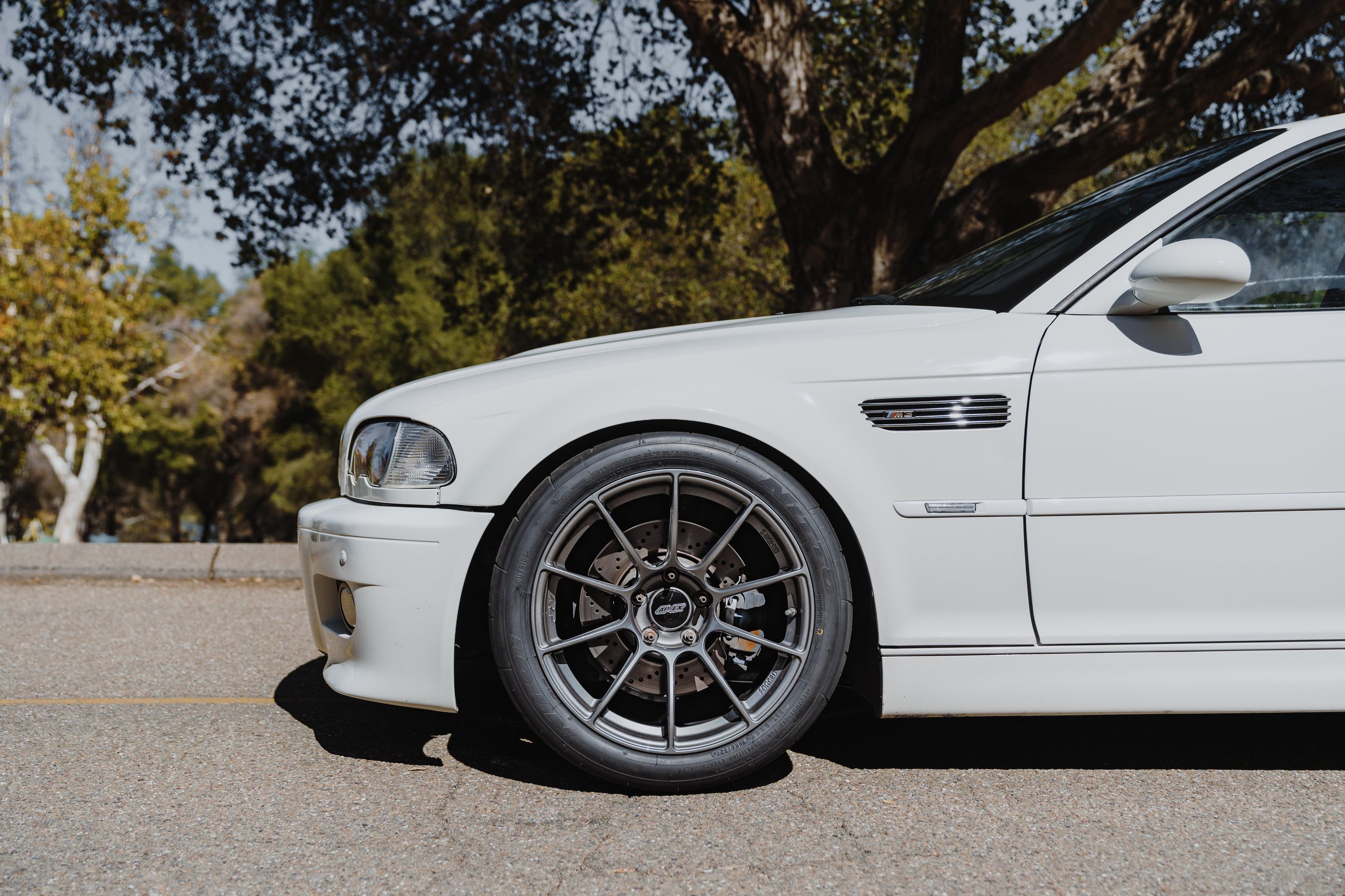 White BMW E46 M3 with 18" SM-10RS Apex wheels in Anthracite