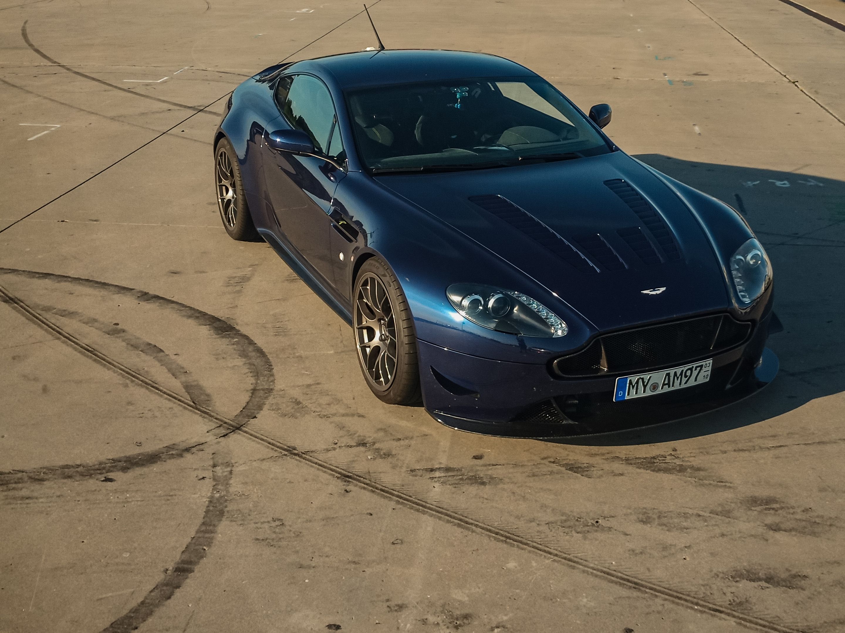 Blue Aston Martin V8/V12 Vantage with 19" EC-7 Apex wheels in Anthracite