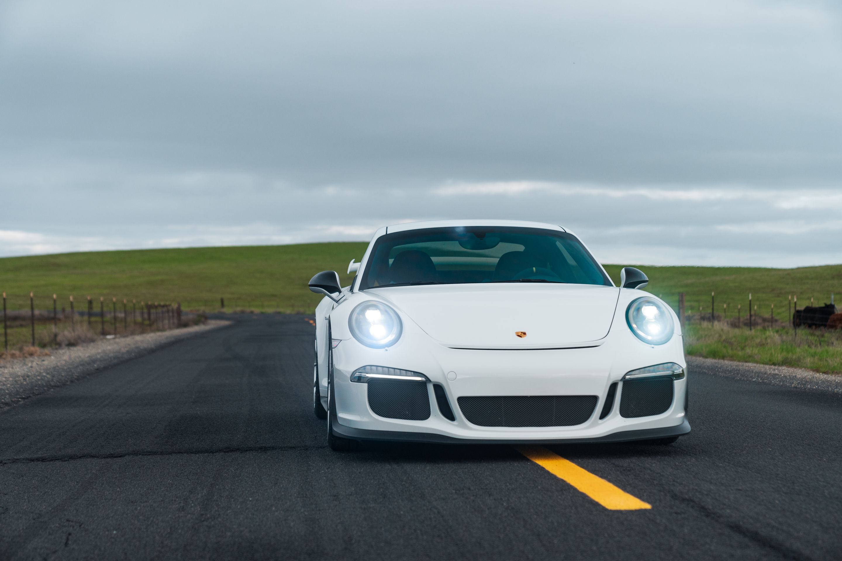 White Porsche 911 991.1 GT3 with 20" VS-5RS Apex wheels in Brushed Clear