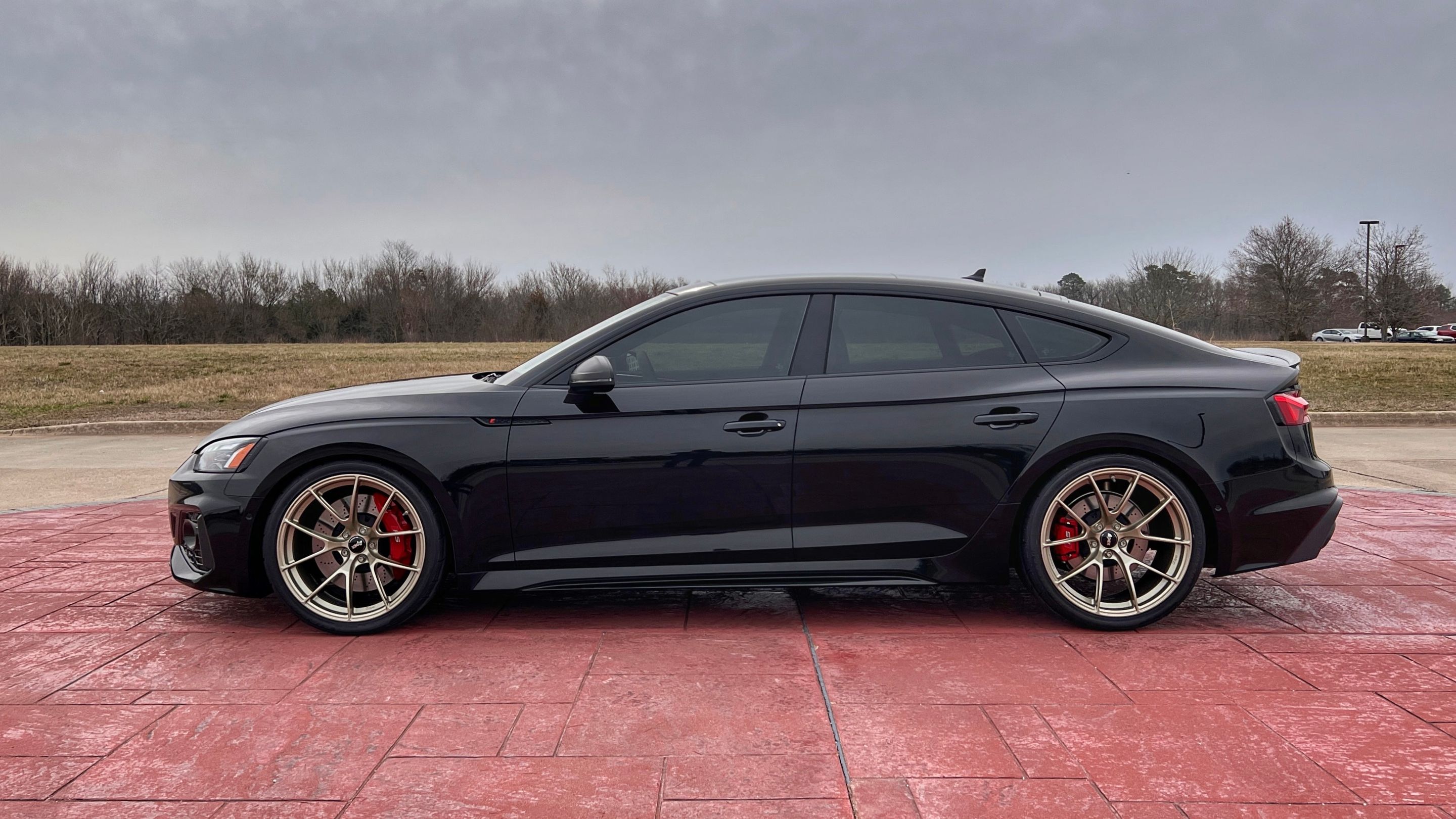 Black Audi B9 RS 5 Sportback with 20" VS-5RS Apex wheels in Motorsport Gold