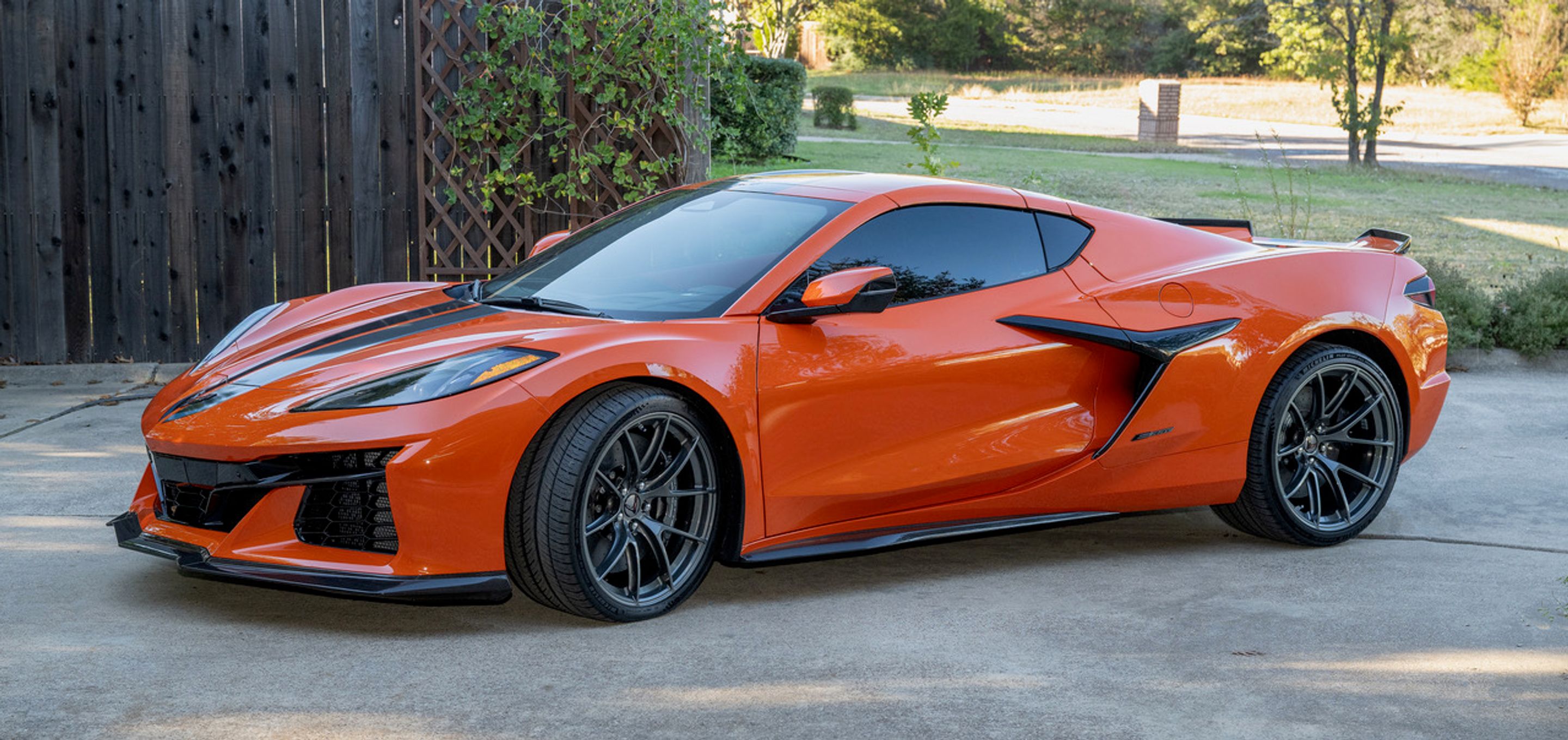 Orange Chevrolet C8 Corvette E-Ray with 20"/21" VS-5RS Apex wheels in Anthracite