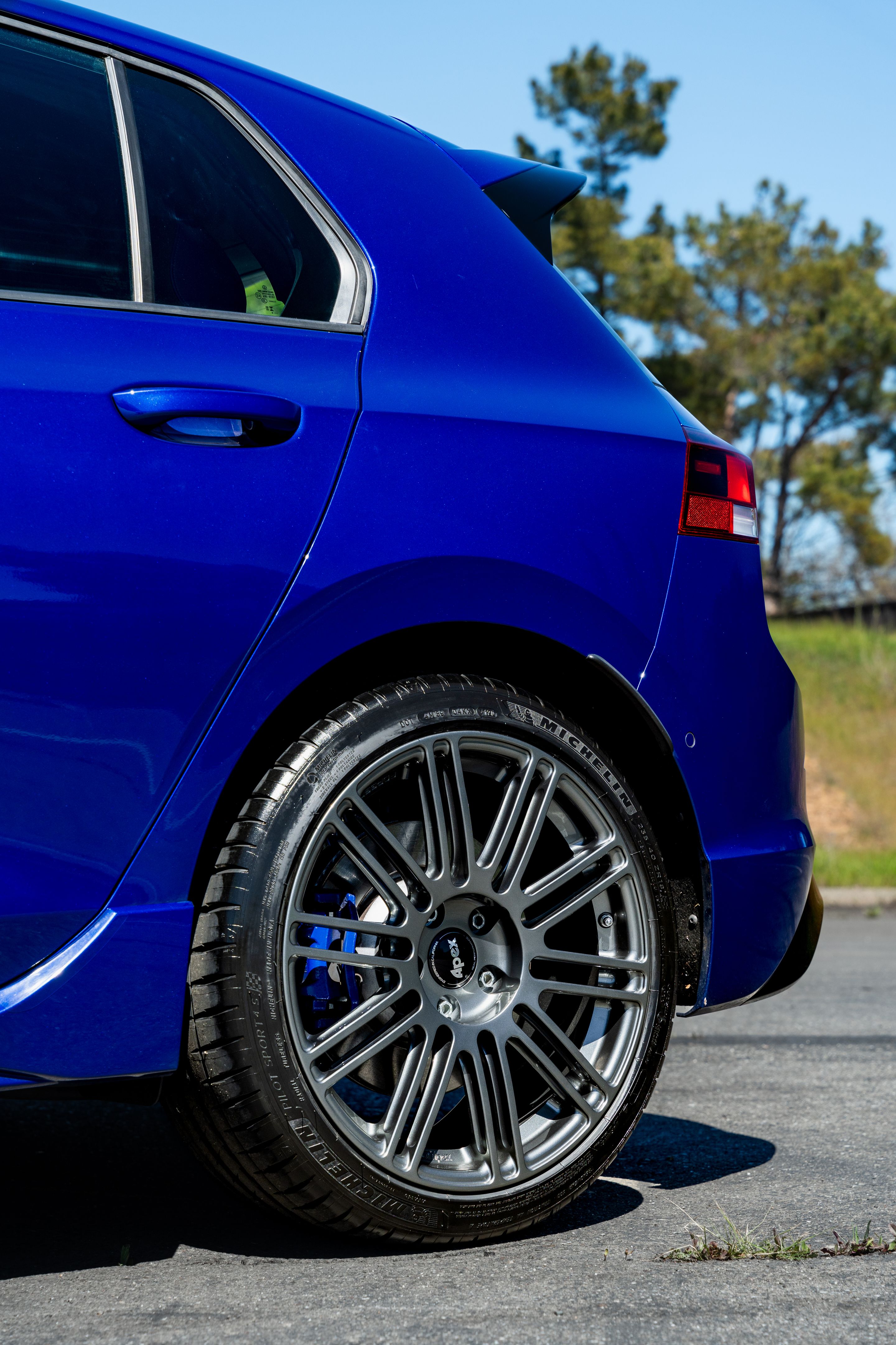 Blue VW MK8 Golf R with 18" TC-10RT Apex wheels in Anthracite