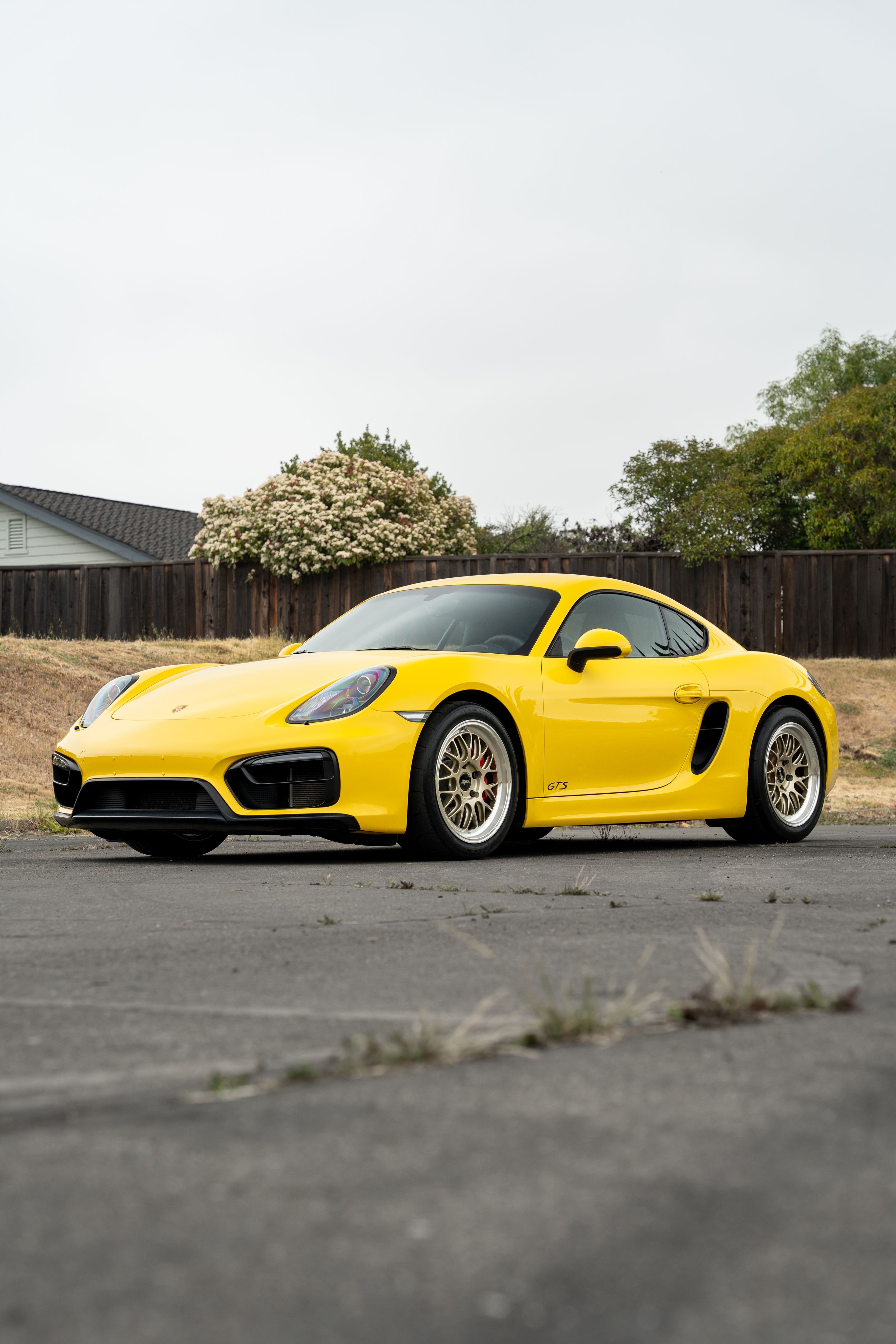 Yellow Porsche 981 Cayman GTS with 18" ML-10RT Apex wheels in Machined Lip Gloss Motorsport Gold