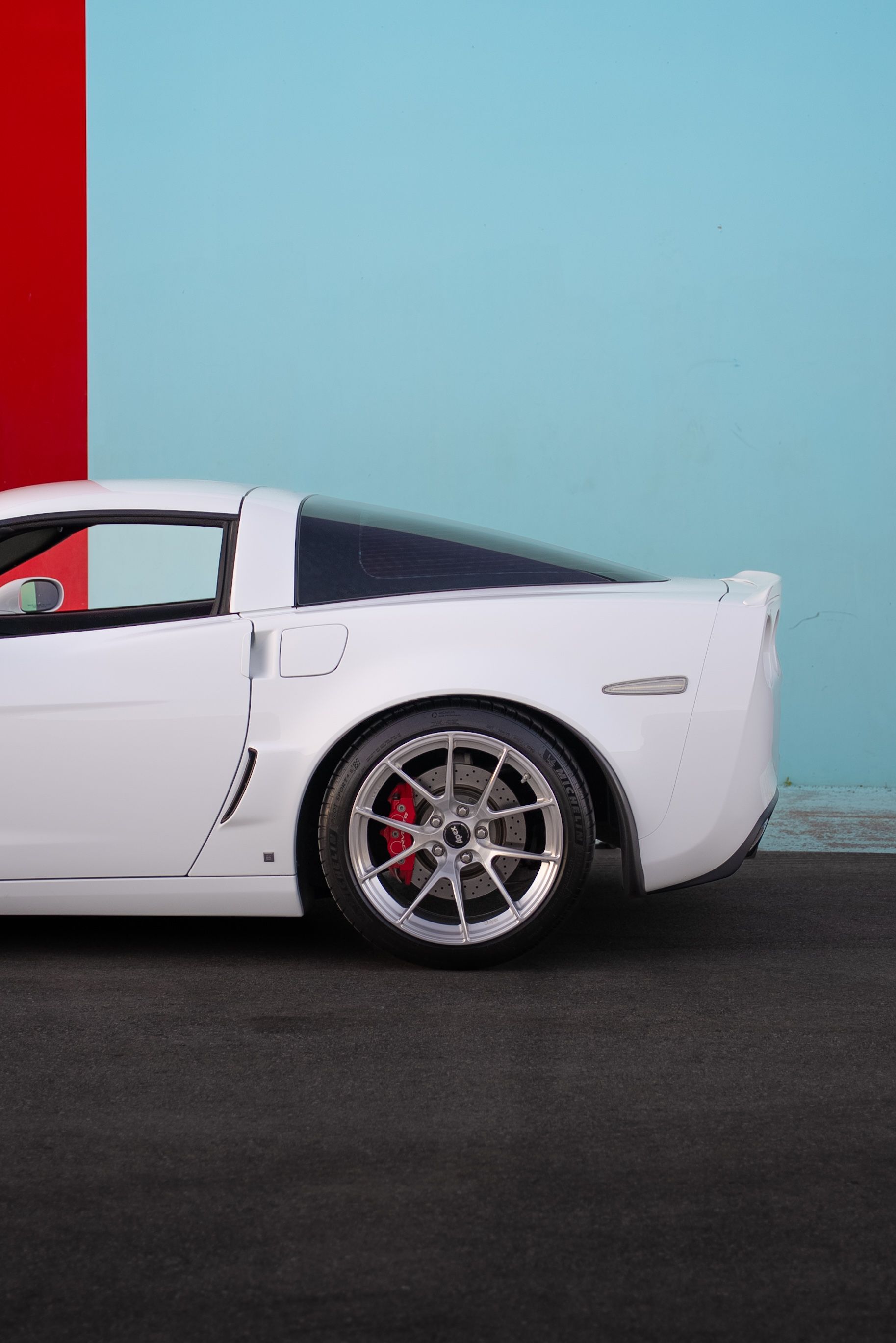 White Chevrolet C6 Corvette Z06 with 18"/19" VS-5RS Apex wheels in Brushed Clear