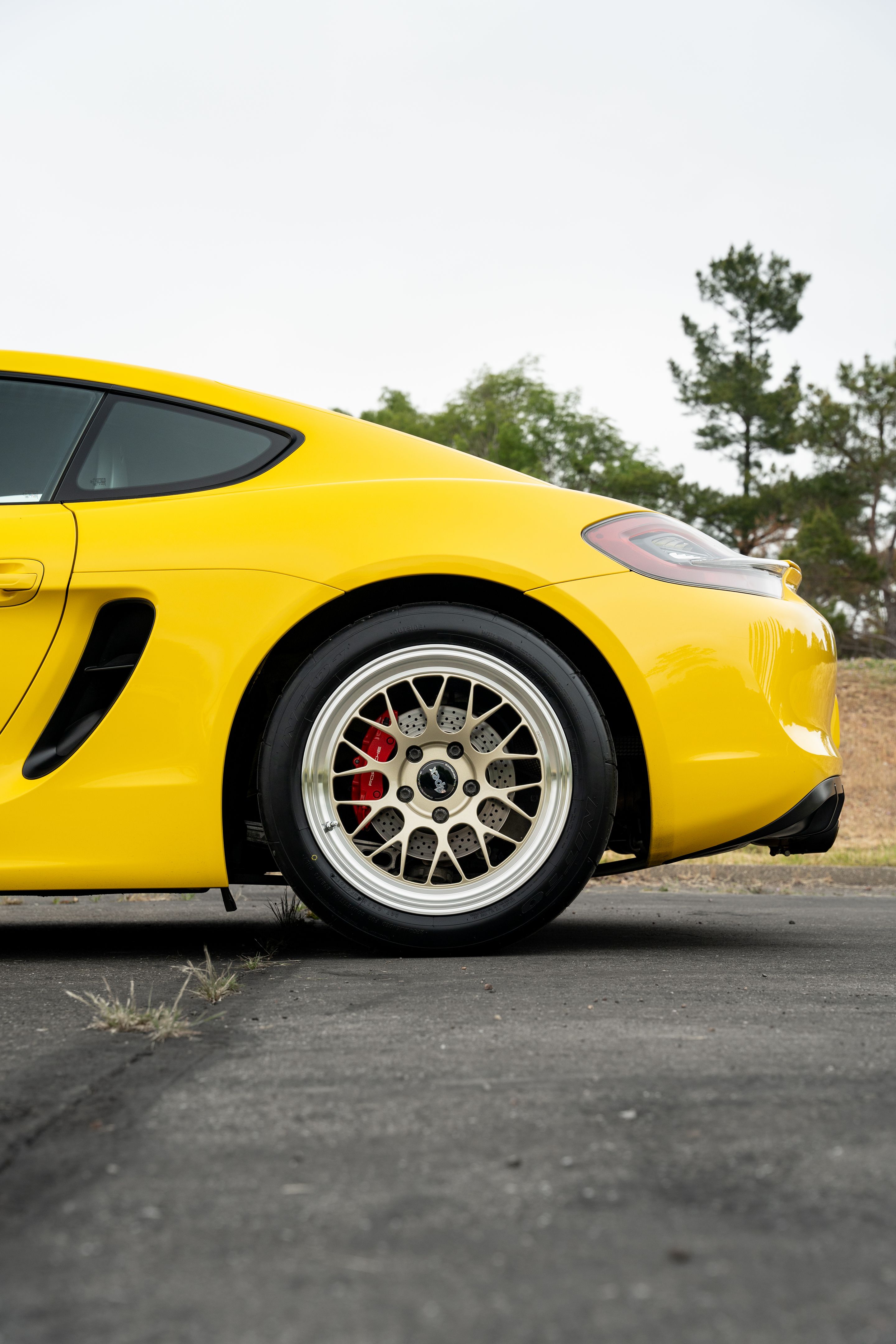 Yellow Porsche 981 Cayman GTS with 18" ML-10RT Apex wheels in Machined Lip Gloss Motorsport Gold