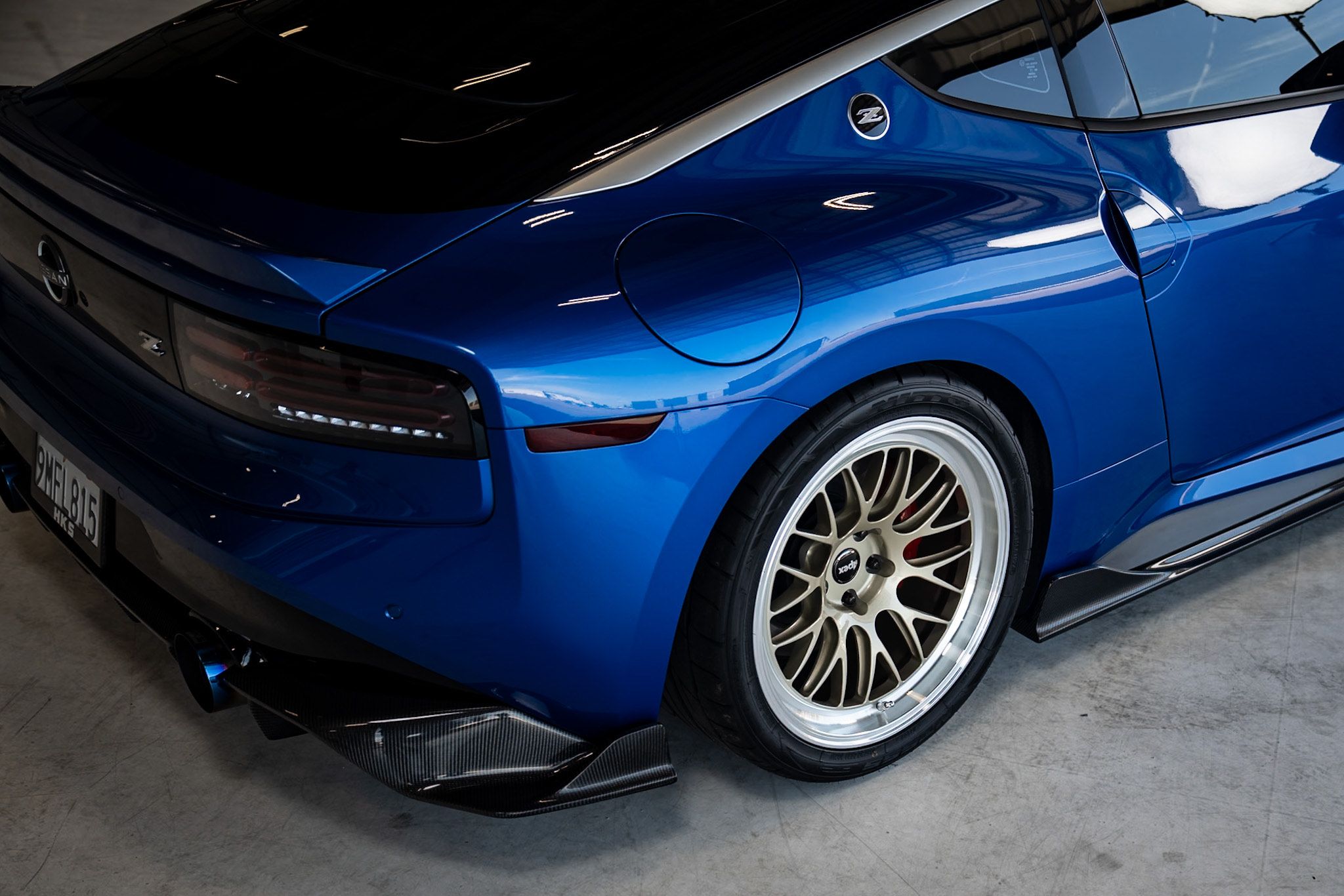 Blue Nissan Z with 19" ML-10RT Apex wheels in Machined Lip Gloss Motorsport Gold