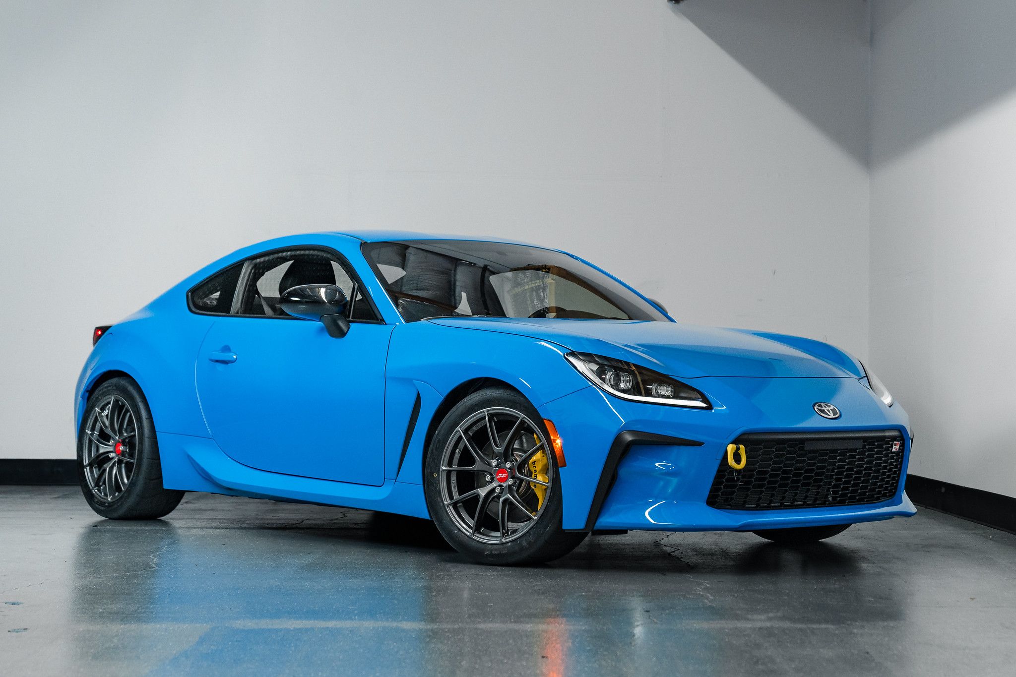 Blue Toyota GR86 with 17" VS-5RS Apex wheels in Anthracite