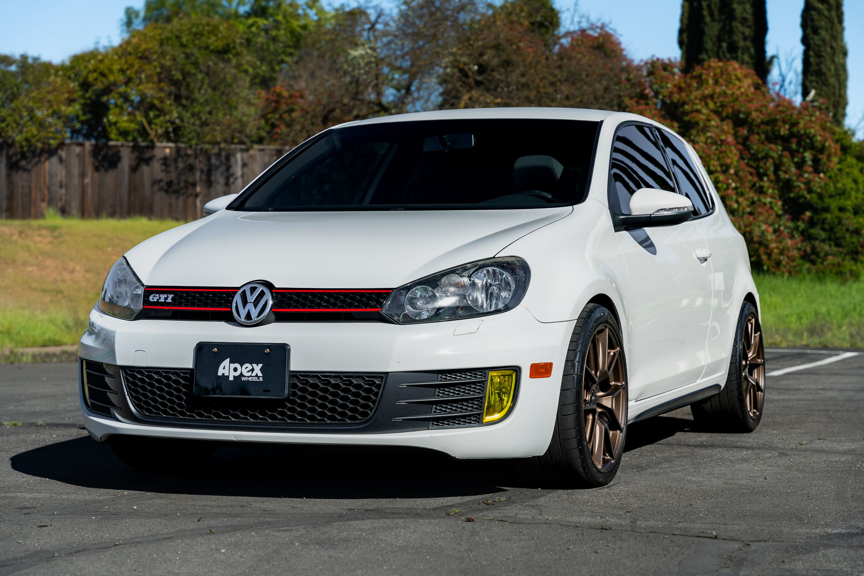 White VW MK6 GTI with 18" VS-5 Apex wheels in Satin Bronze