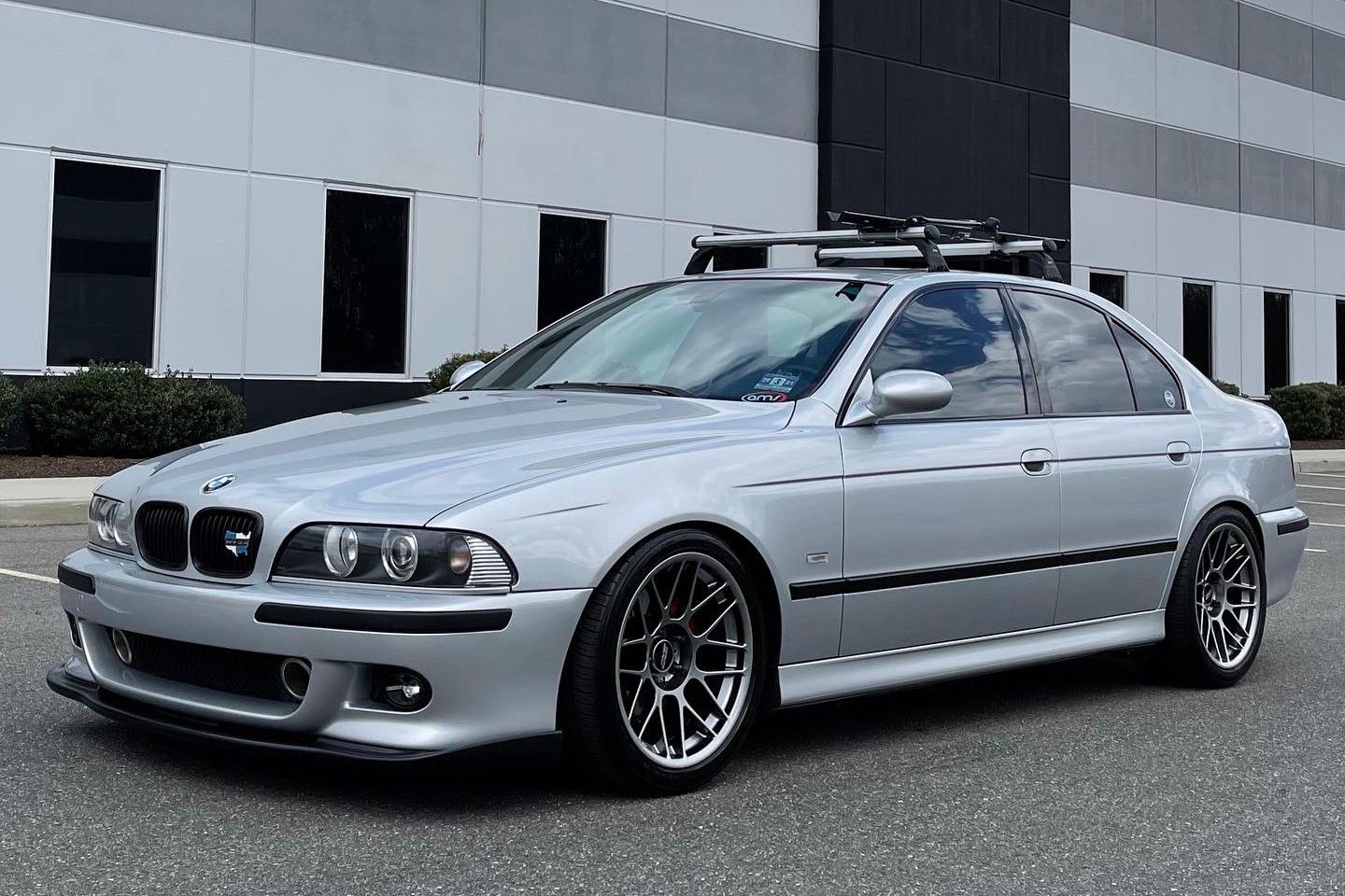 Silver BMW E39 5 Series with 18" ARC-8 Apex wheels in Anthracite