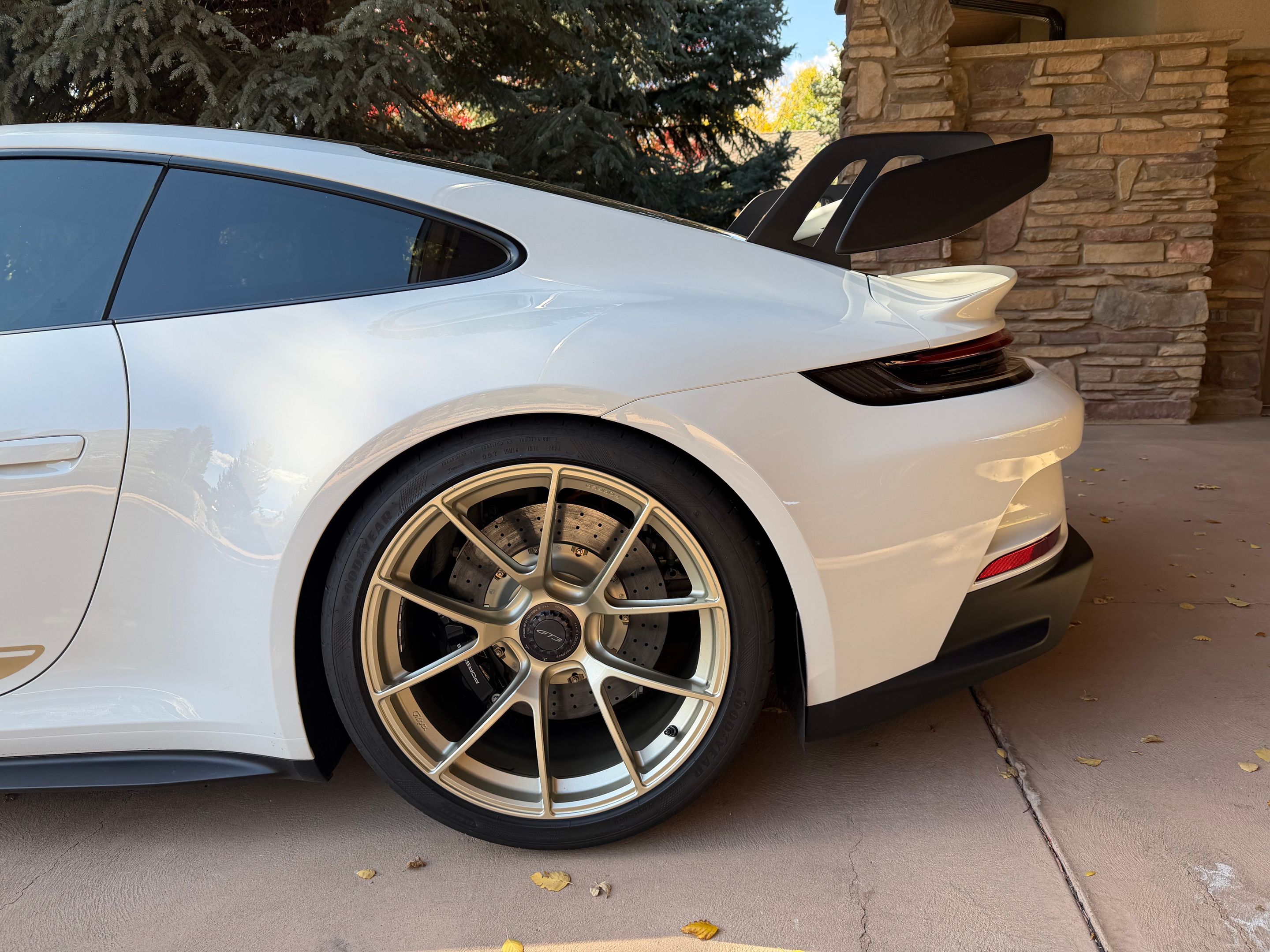 White Porsche 911 992.1 GT3 with 20"/21" VS-5RS Apex wheels in Motorsport Gold