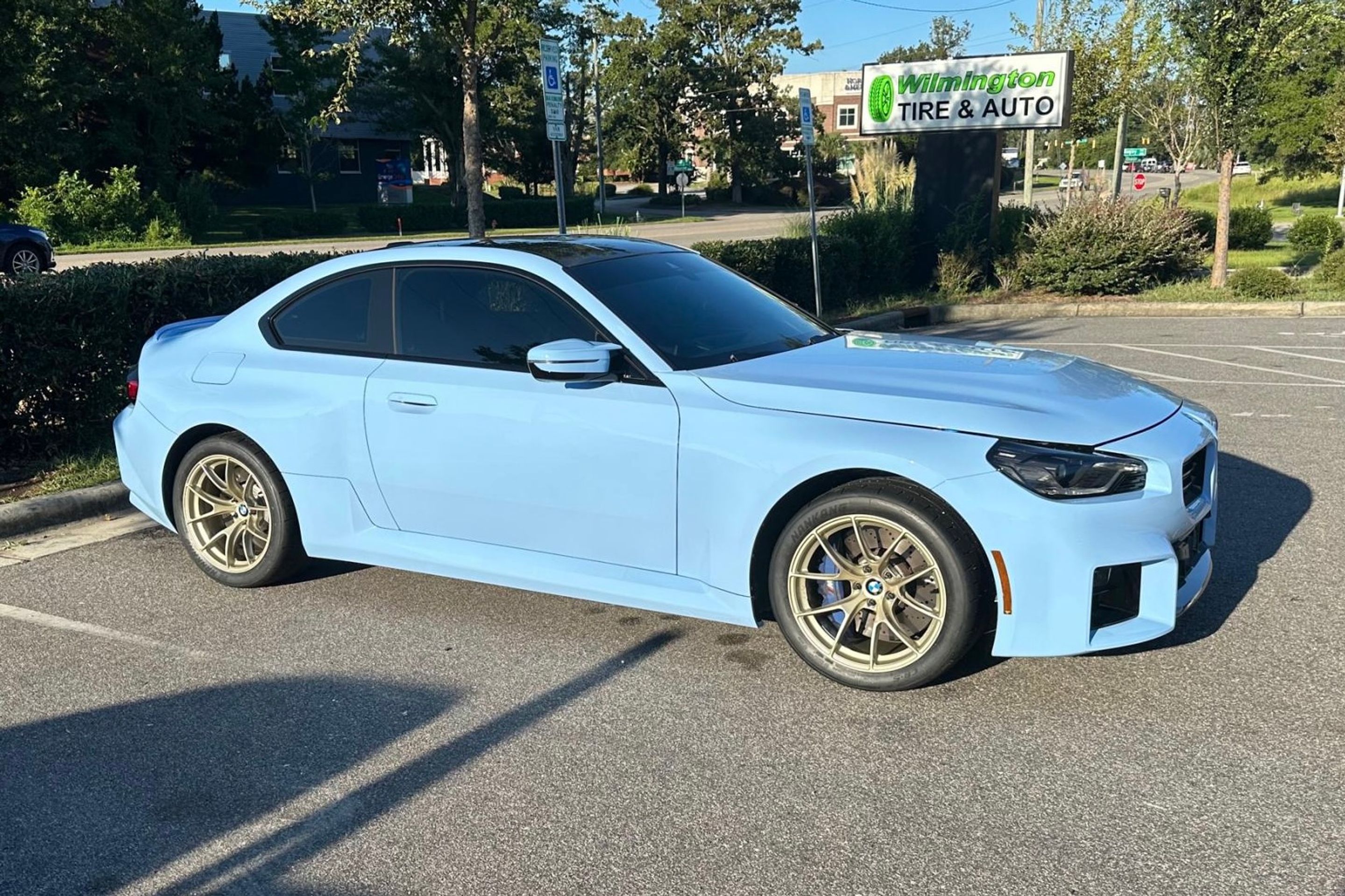 Blue BMW G87 M2 with 18" VS-5RS Apex wheels in Motorsport Gold
