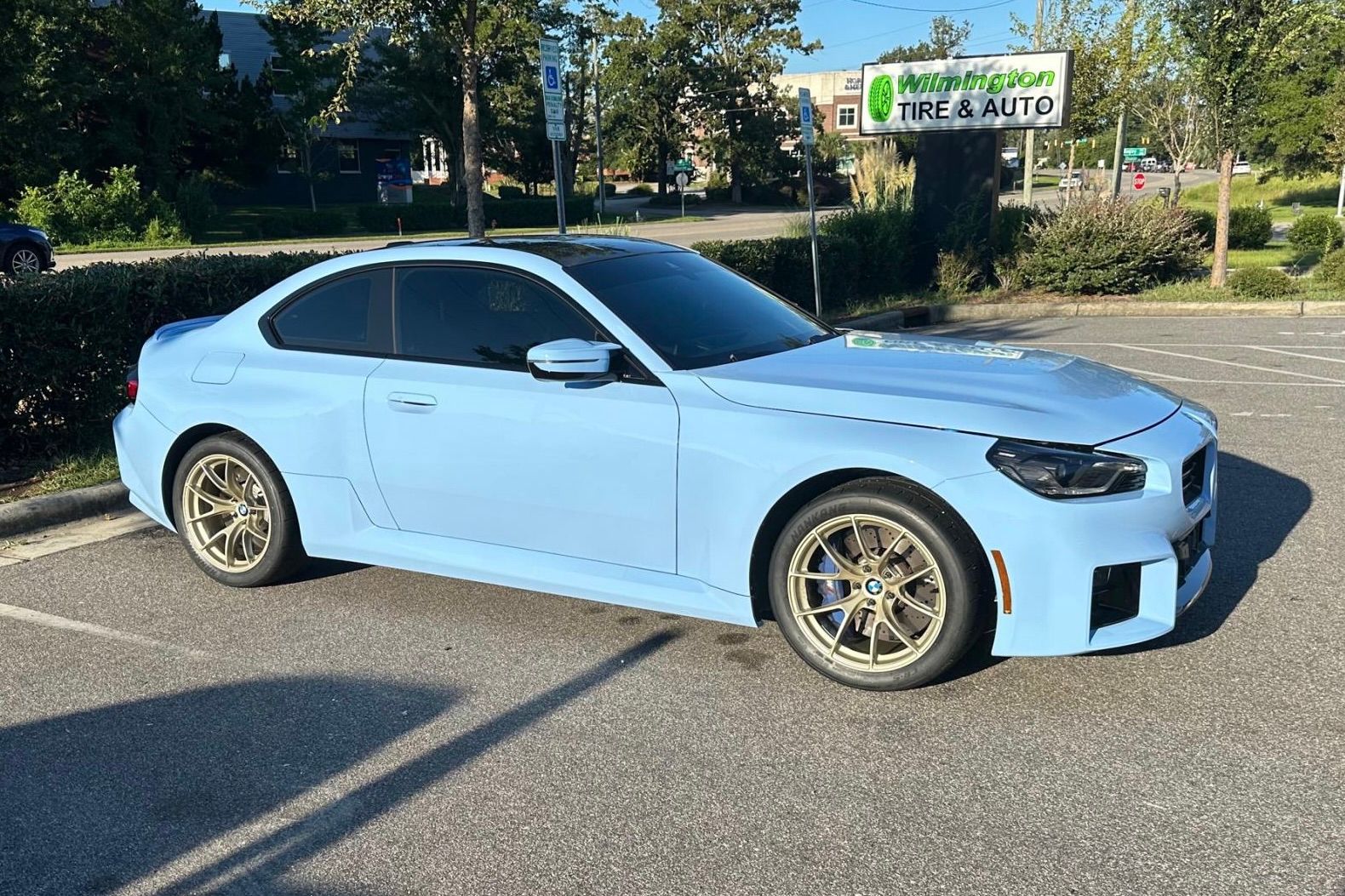 Blue BMW G87 M2 with 18" VS-5RS Apex wheels in Motorsport Gold