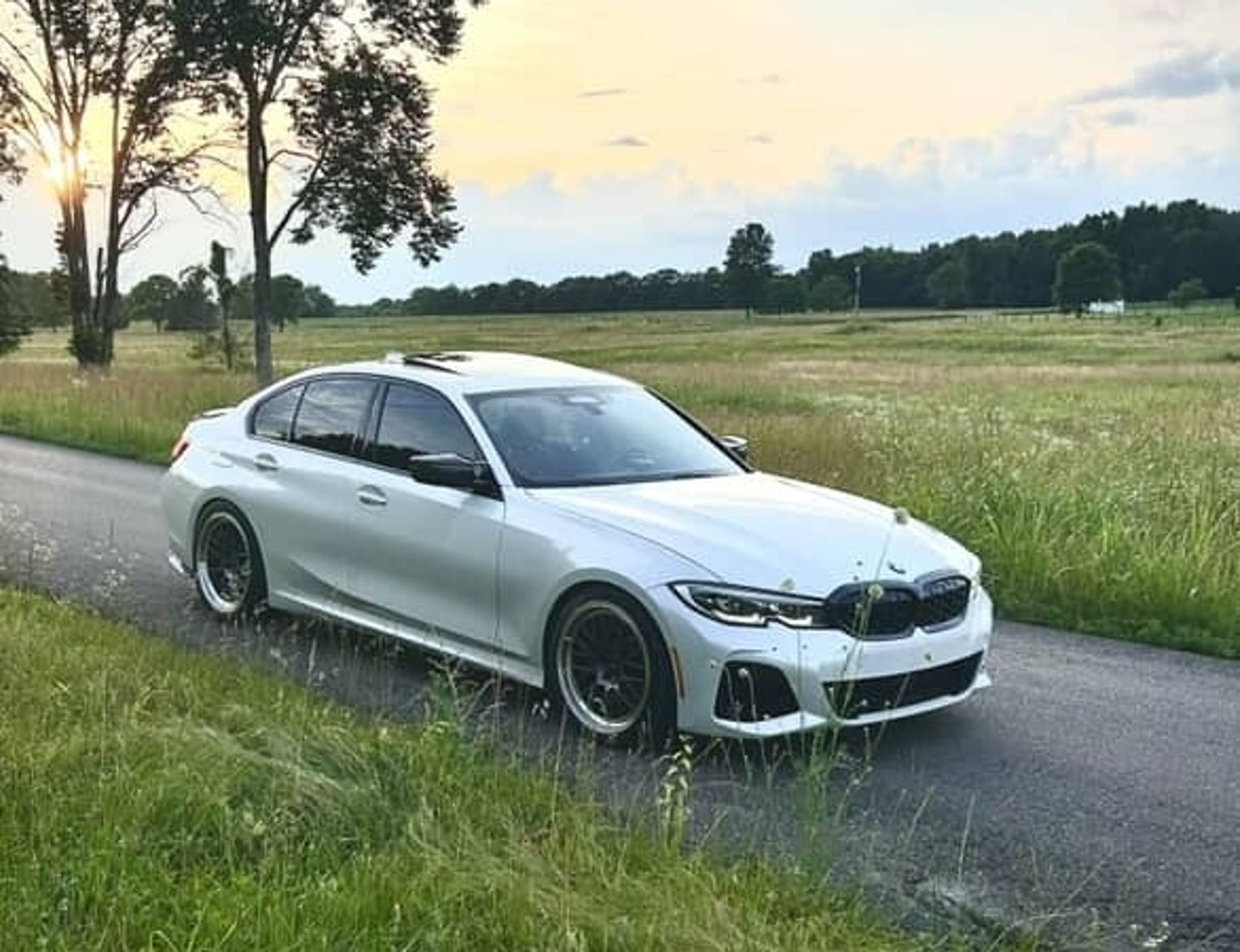 White BMW G20 Sedan 3 Series with 19" ML-10RT Apex wheels in Machined Lip Anthracite