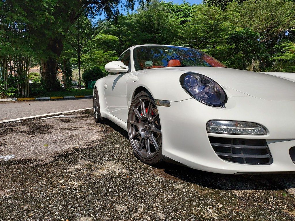 White Porsche 911 997 Carrera S with 19" SM-10 Apex wheels in Anthracite