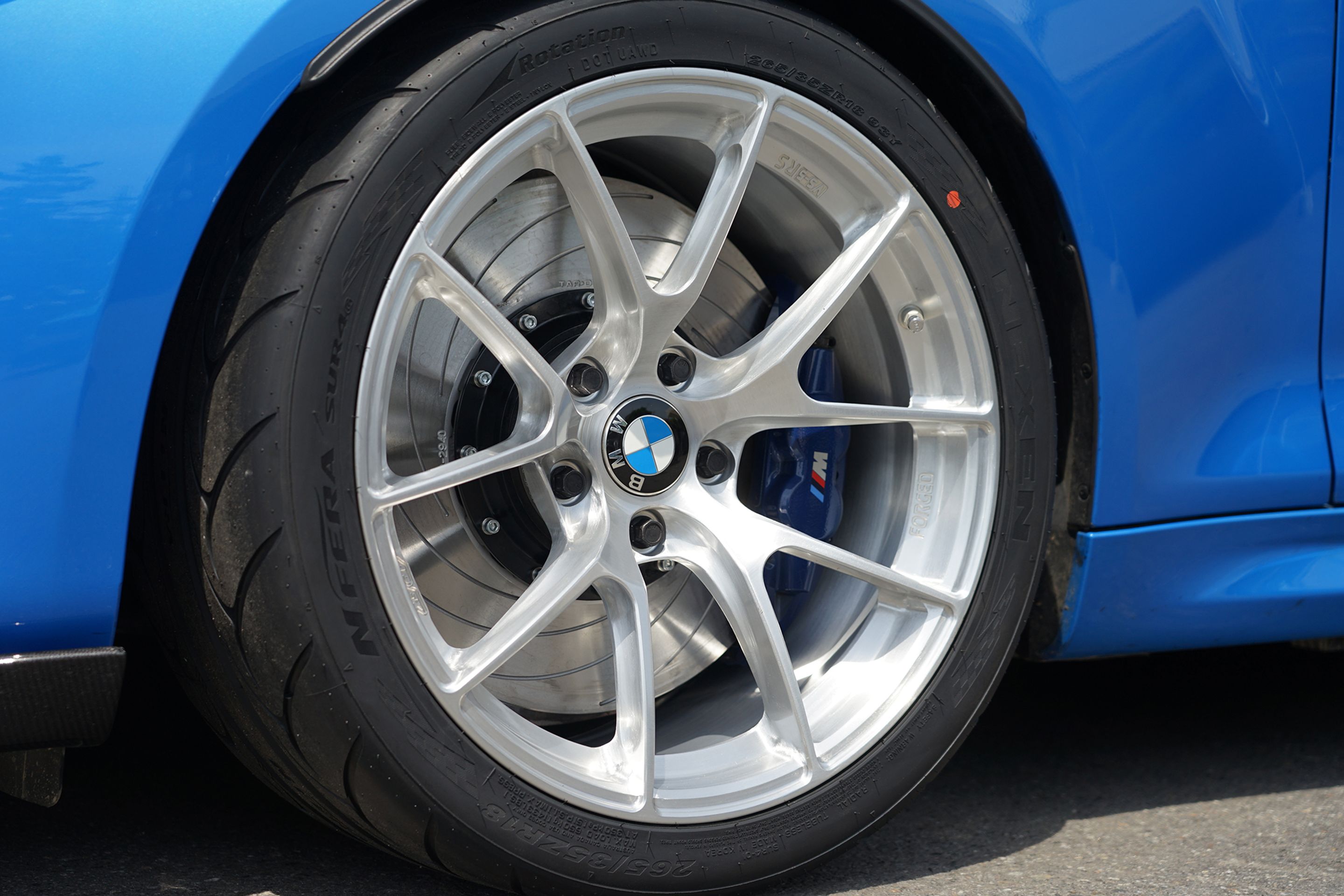 Blue BMW F87 M2 with 18" VS-5RS Apex wheels in Brushed Clear