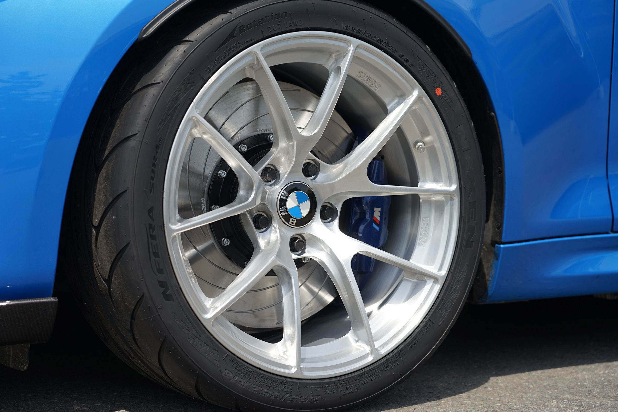 Blue BMW F87 M2 with 18" VS-5RS Apex wheels in Brushed Clear
