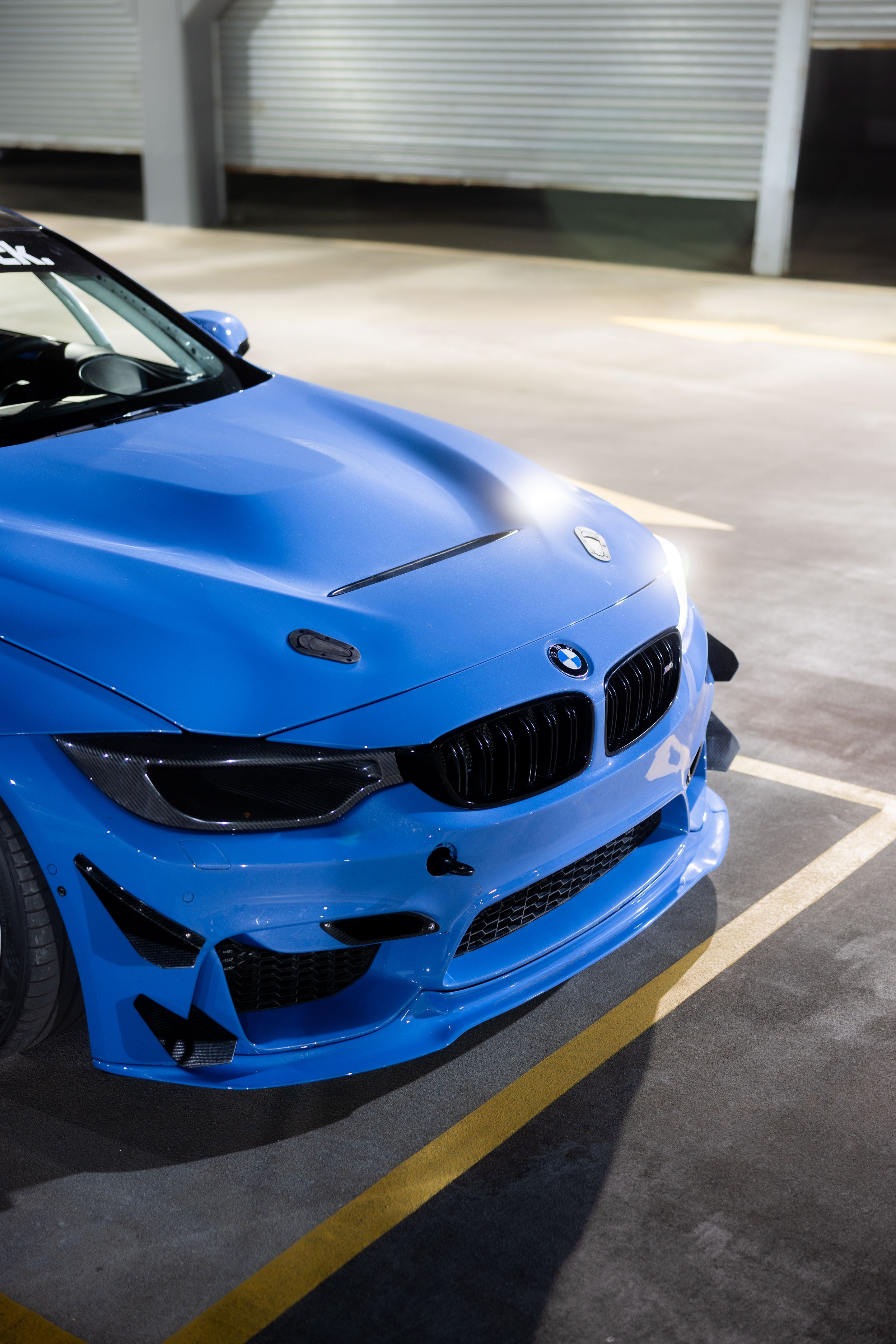 Blue BMW F82 Coupe M4 with 18" ARC-8 Apex wheels in Race Silver
