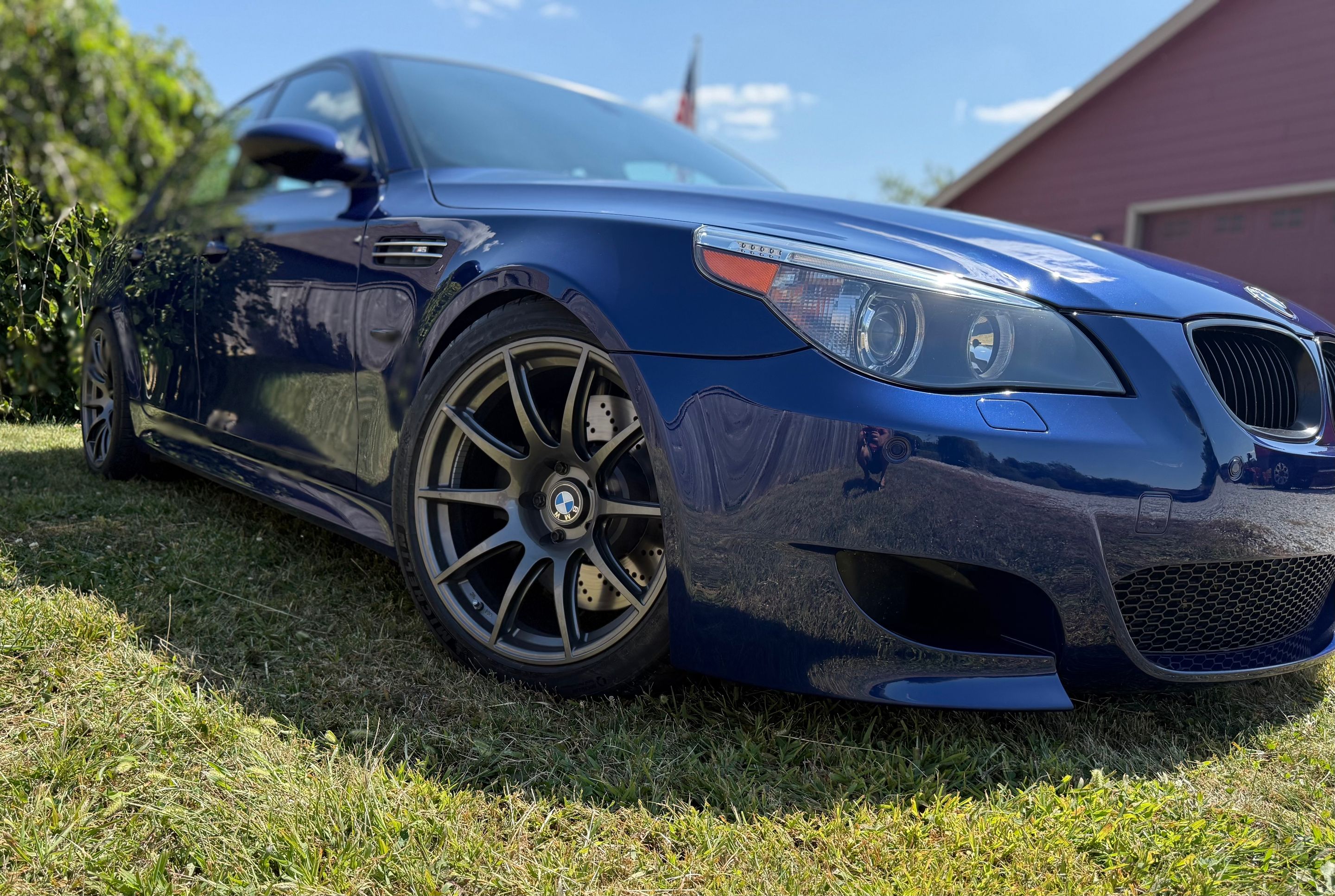 Blue BMW E60 M5 with 19" SM-10 Apex wheels in Anthracite