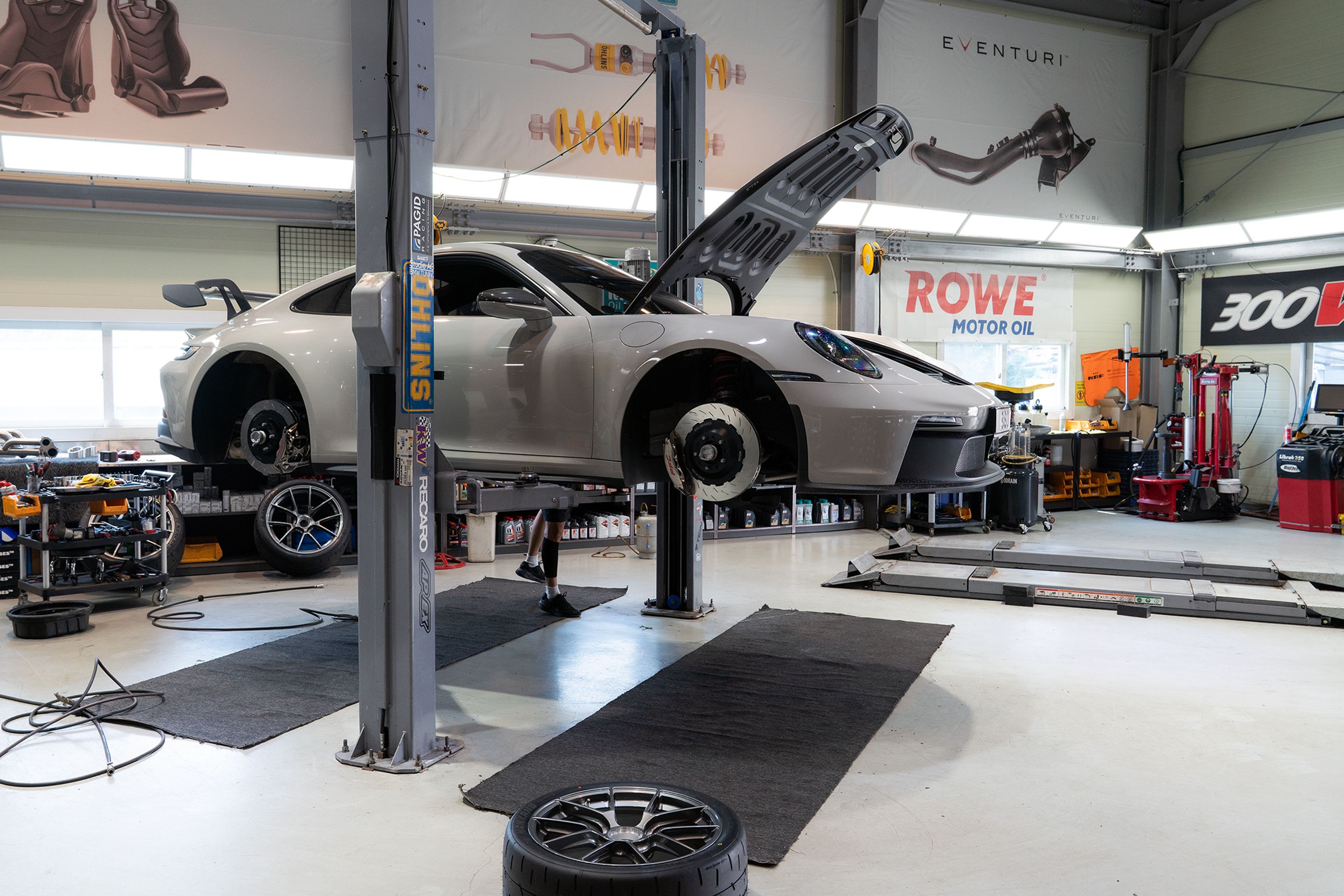 Grey Porsche 911 992.1 GT3 with 20"/21" VS-5RS Apex wheels in Anthracite
