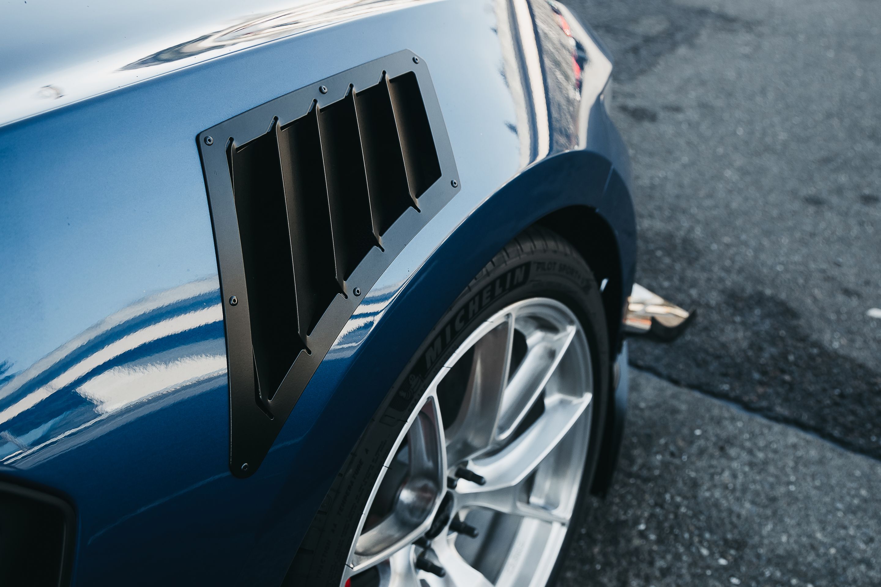 Blue Ford S550 Mustang GT350 with 19" VS-5RS Apex wheels in Brushed Clear