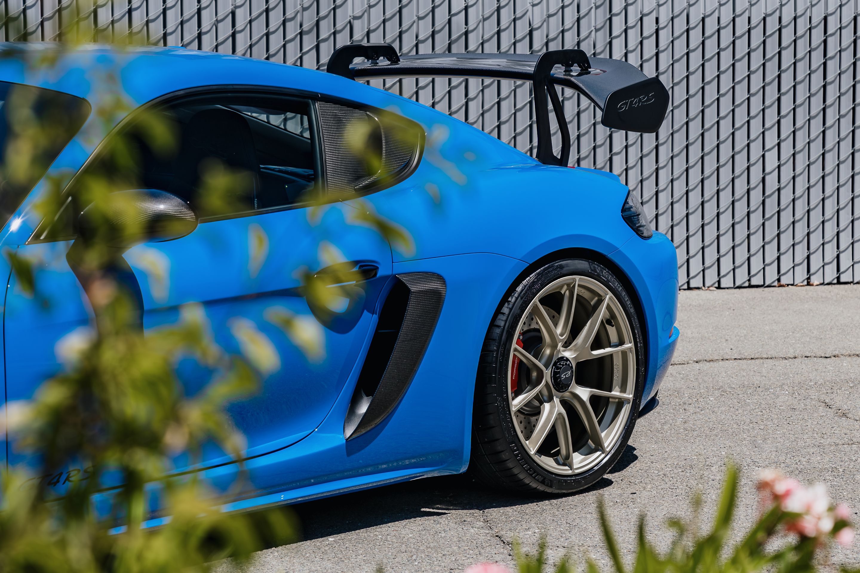 Blue Porsche 718 Cayman GT4 RS with 20" VS-5RS Apex wheels in Motorsport Gold