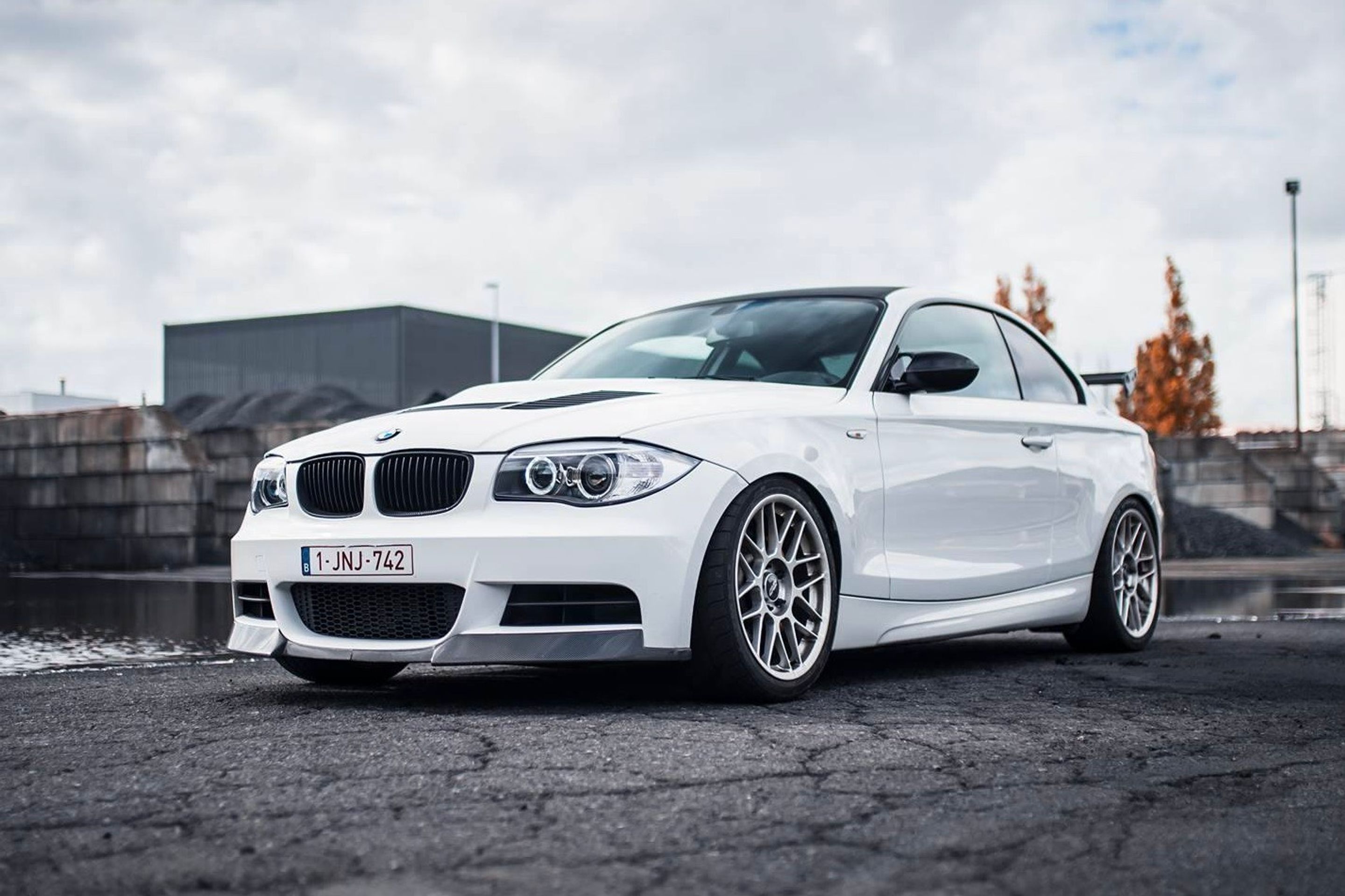 White BMW E82 Coupe 1 Series with 18" ARC-8 Apex wheels in Hyper Black