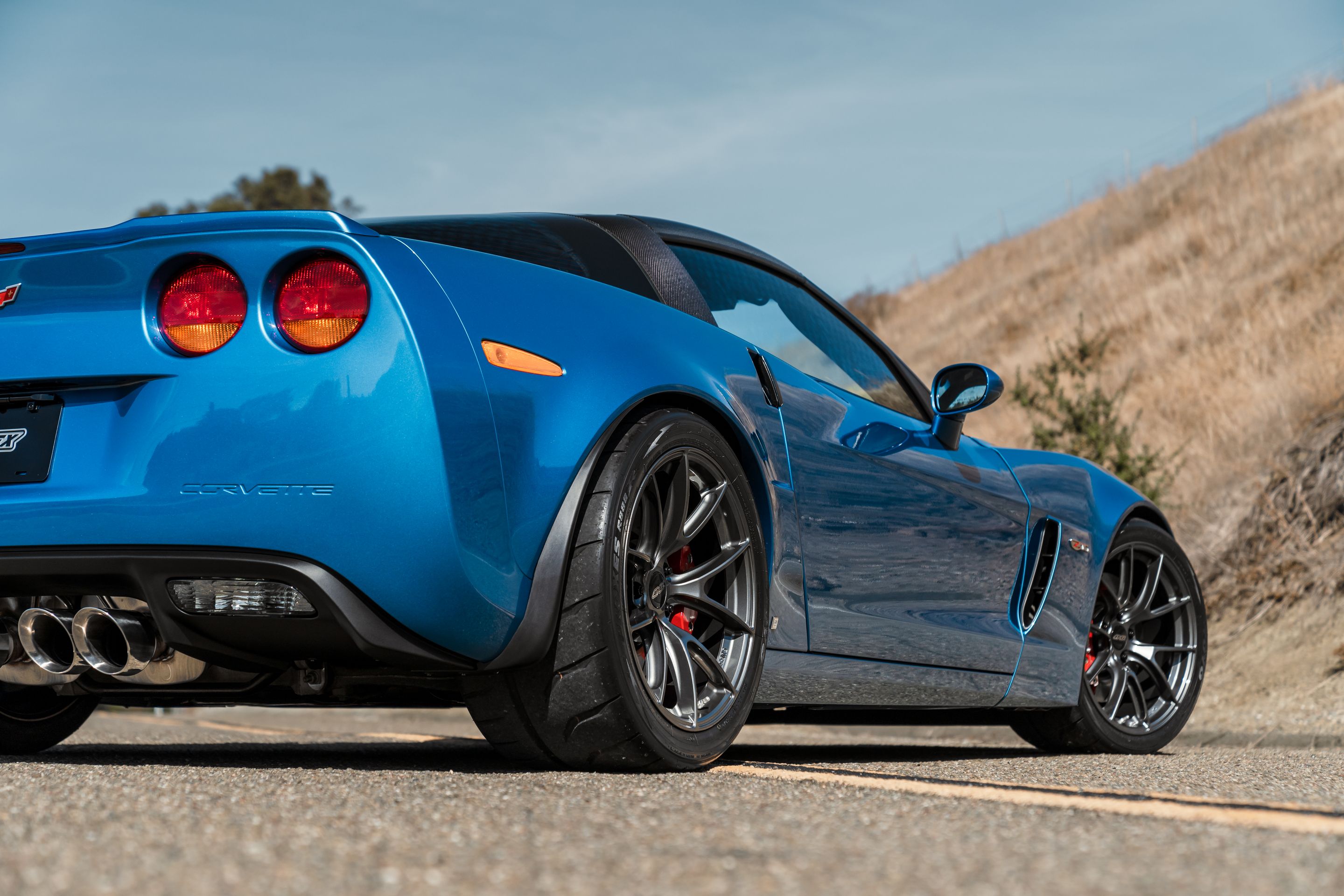 Blue Chevrolet C6 Corvette Z06 with 19" VS-5RS Apex wheels in Anthracite