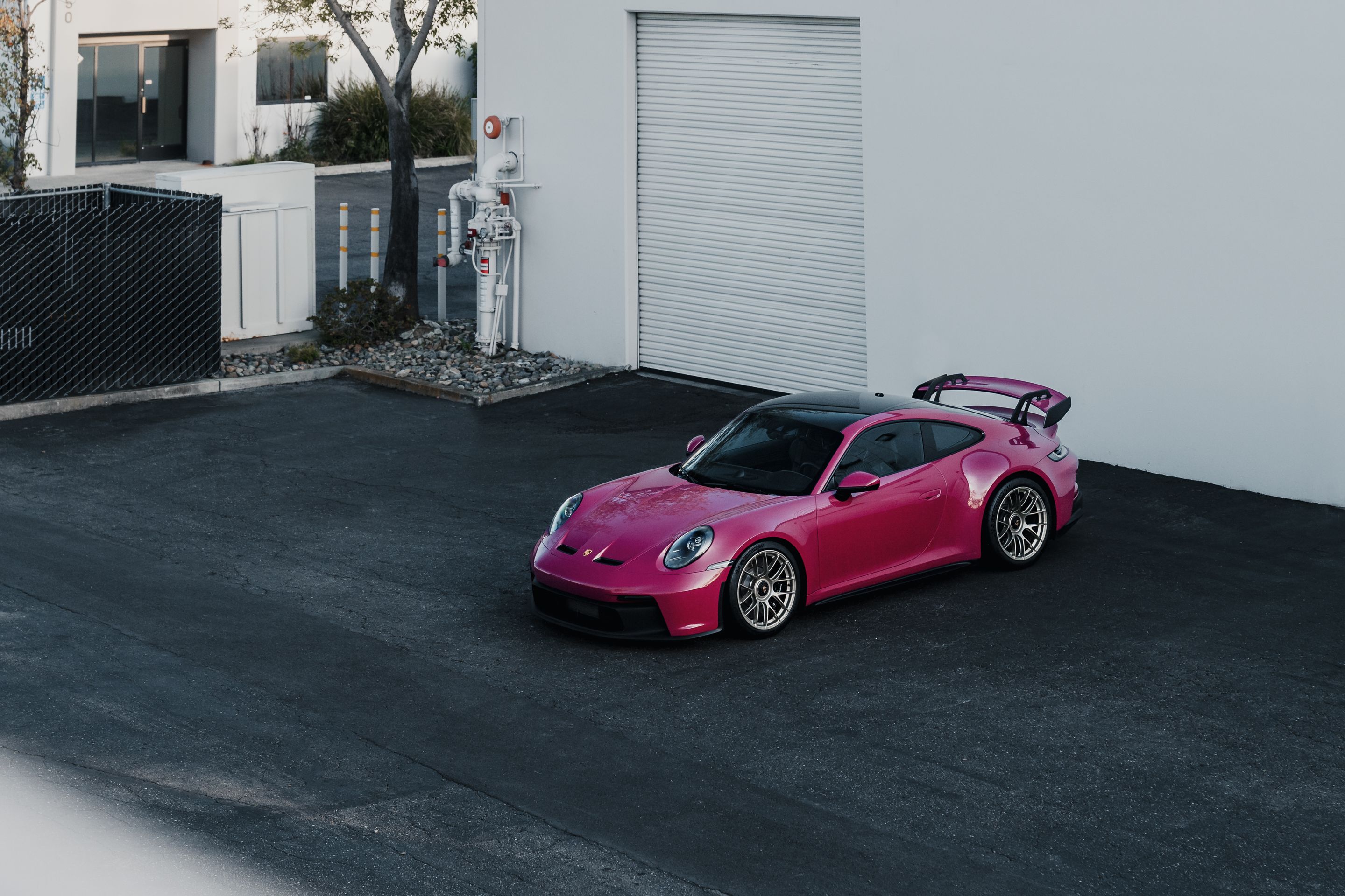 Pink Porsche 911 992.1 GT3 with 19" EC-7RS Apex wheels in Motorsport Gold