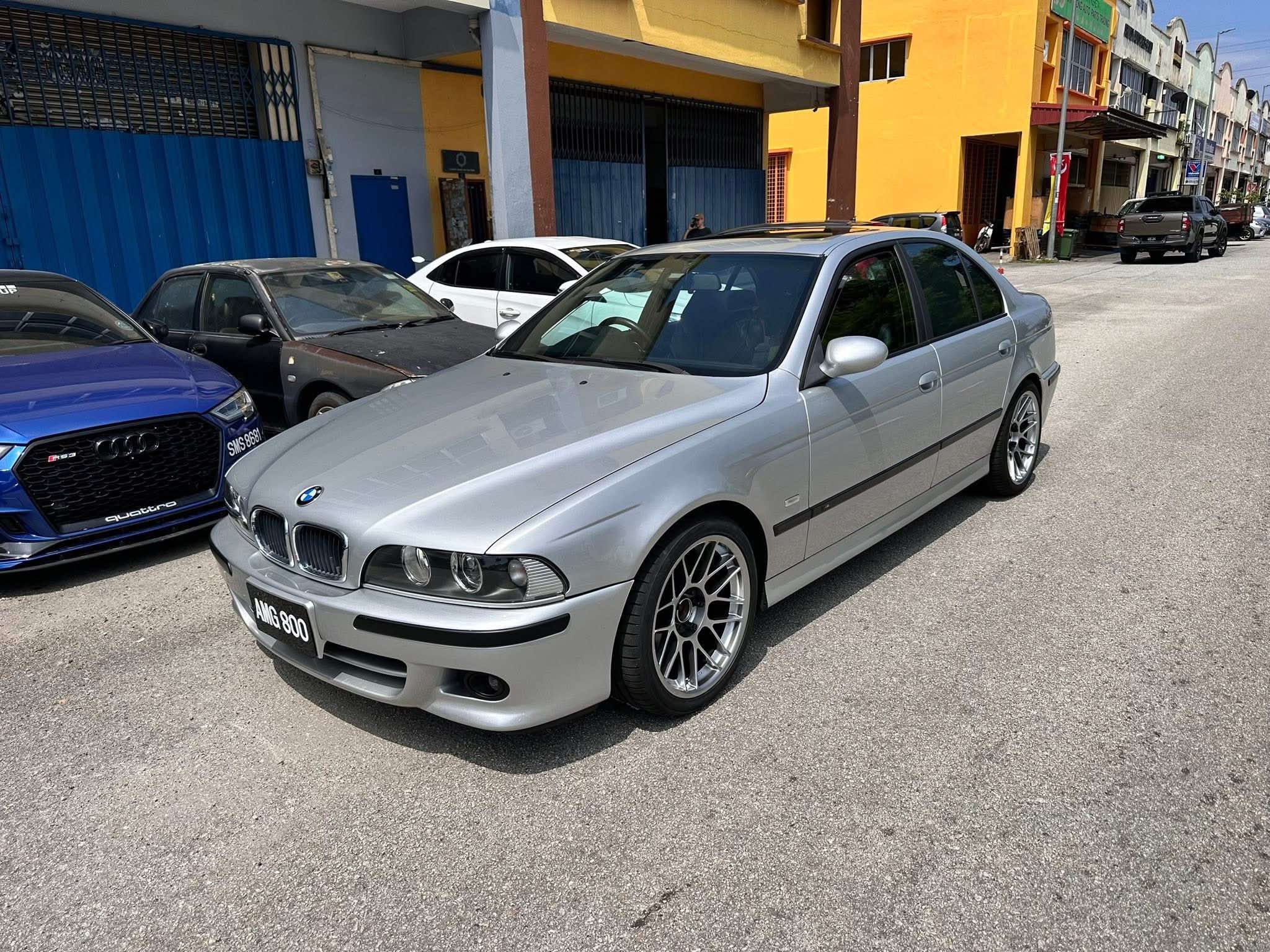 Silver BMW E39 M5 with 18" ARC-8 Apex wheels in Hyper Black