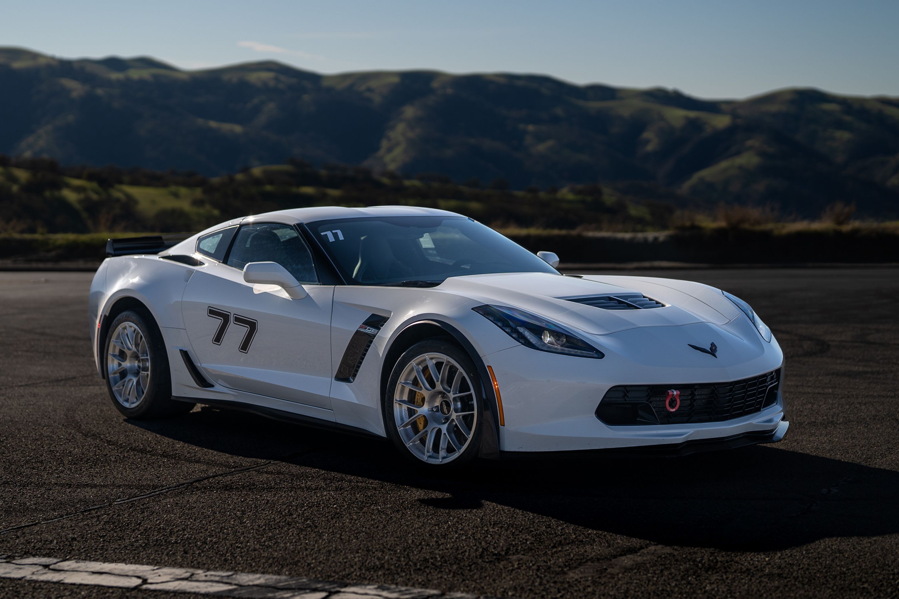White Chevrolet C7 Corvette Z06 with 18" EC-7RS Apex wheels in Brushed Clear
