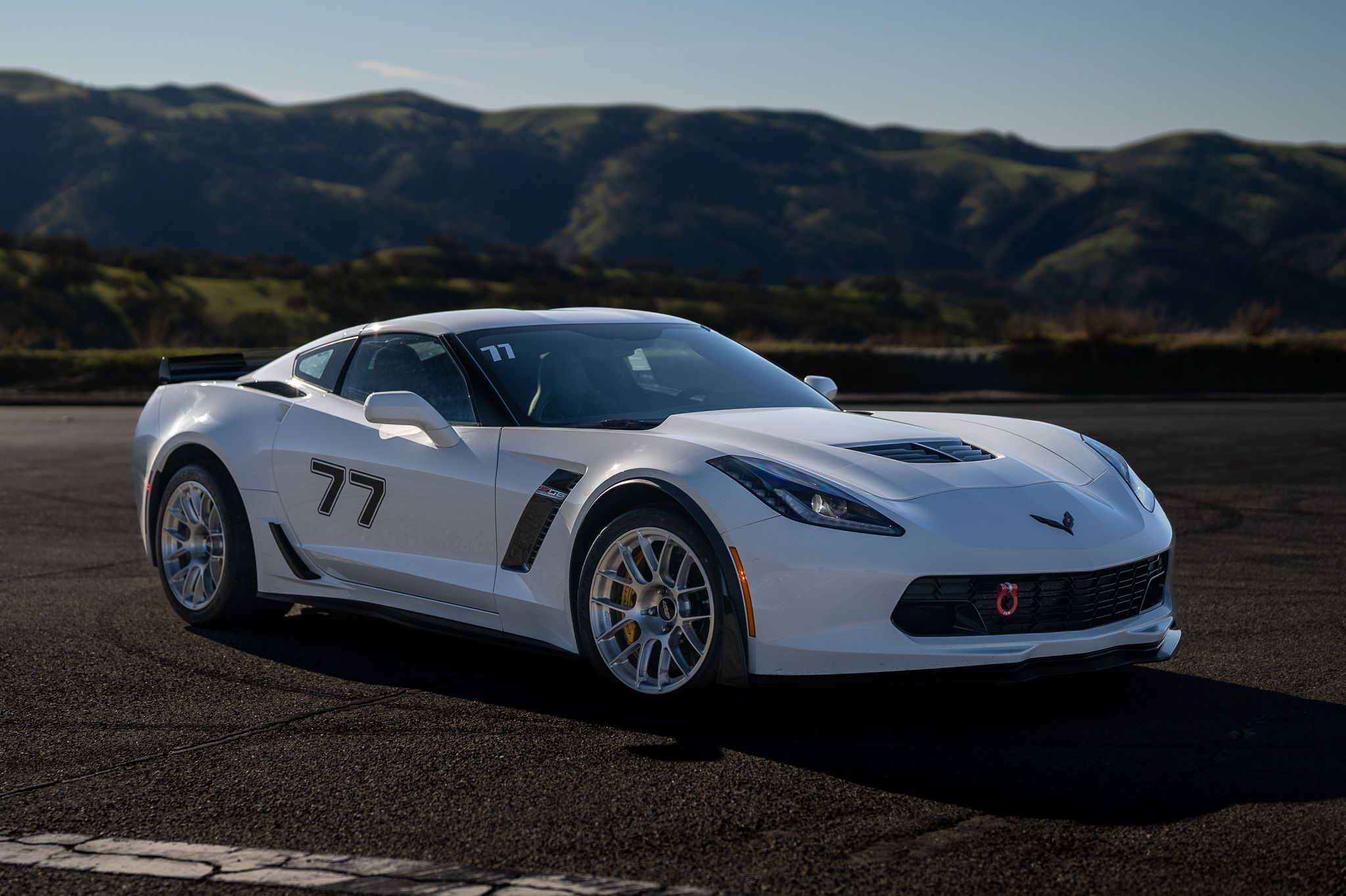 White Chevrolet C7 Corvette Z06 with 18" EC-7RS Apex wheels in Brushed Clear