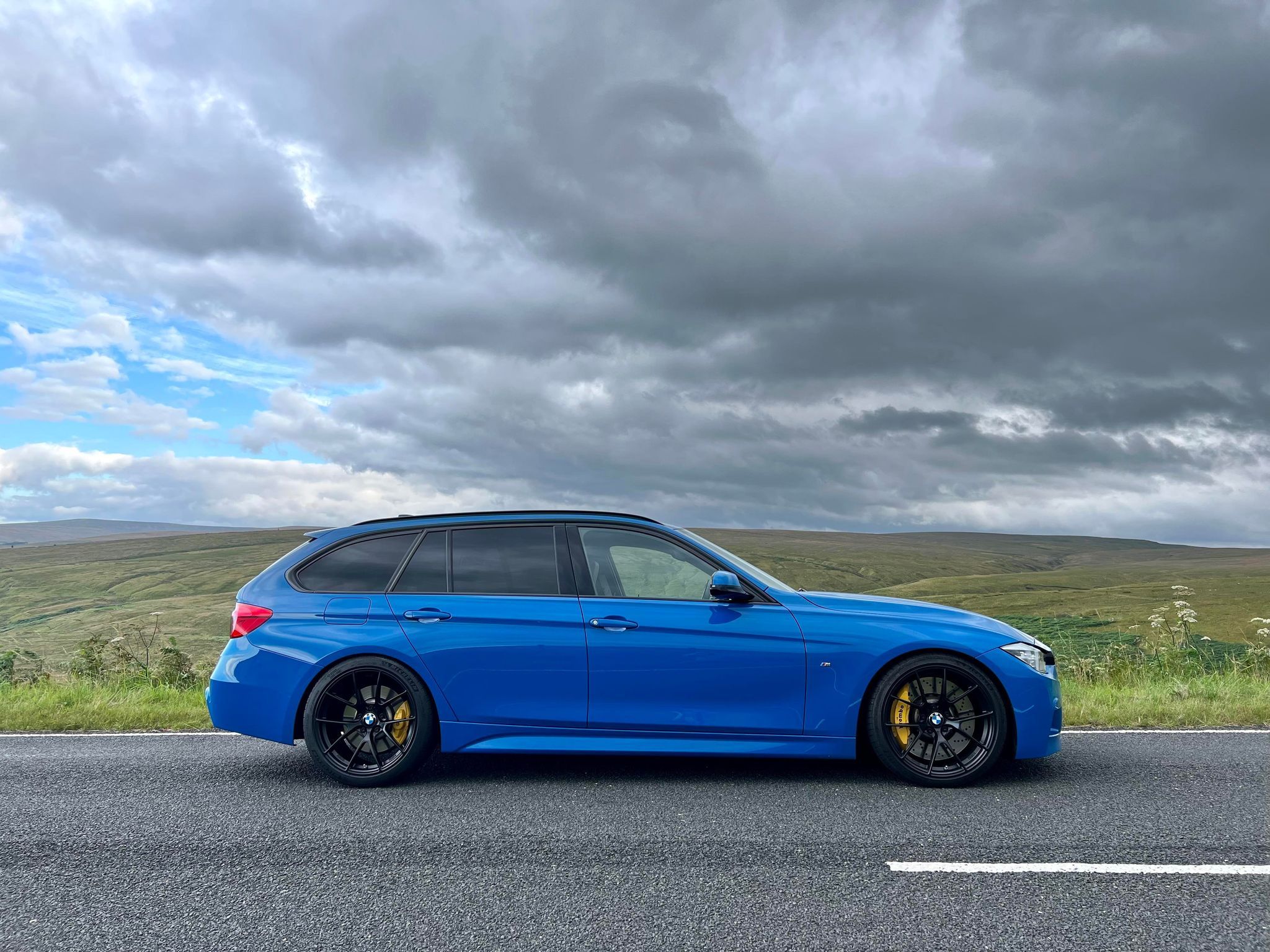 Blue BMW F31 Wagon 3 Series with 19" VS-5RS Apex wheels in Satin Black