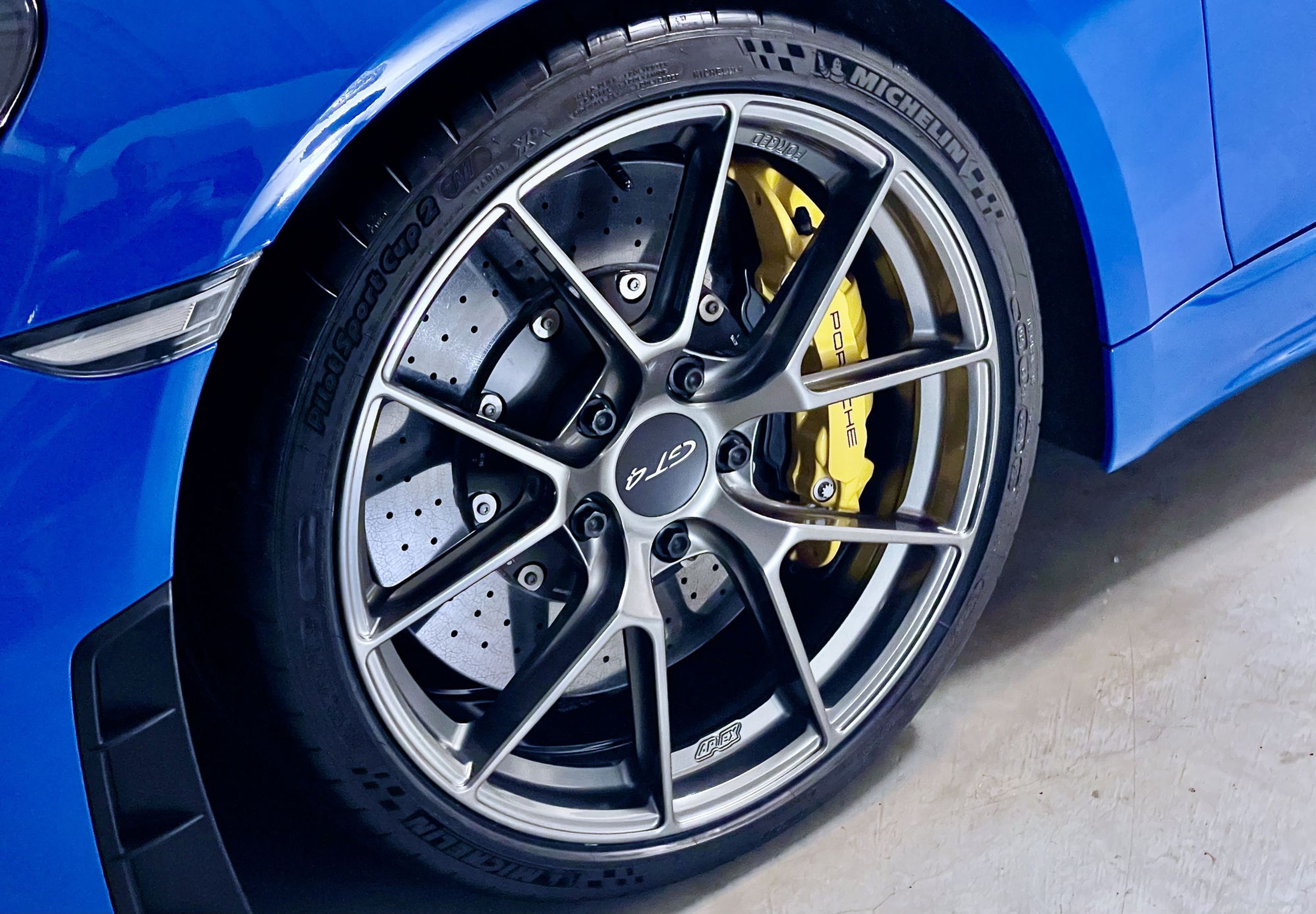 Blue Porsche 718 Cayman GT4 with 20" VS-5RS Apex wheels in Anthracite
