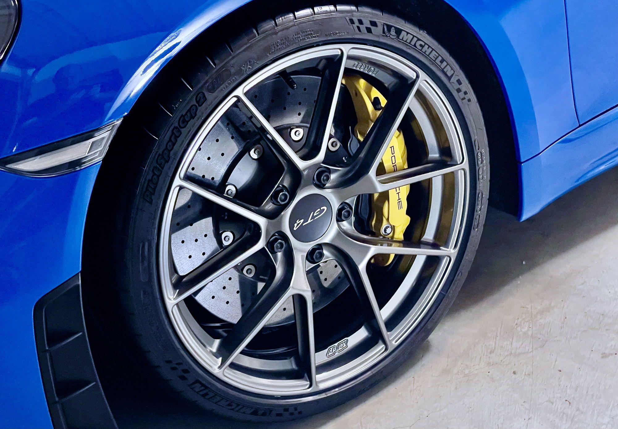 Blue Porsche 718 Cayman GT4 with 20" VS-5RS Apex wheels in Anthracite