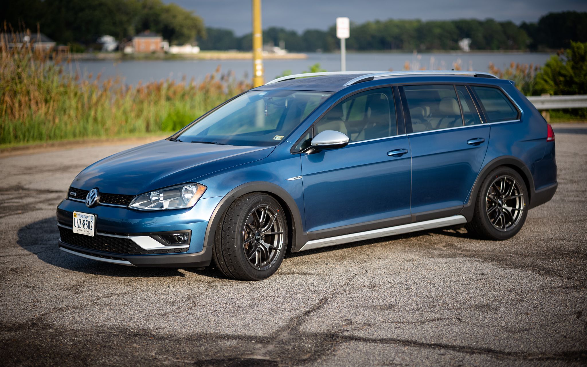 Blue VW MK7 Alltrack/SportWagen Alltrack with 17" VS-5RS Apex wheels in Anthracite