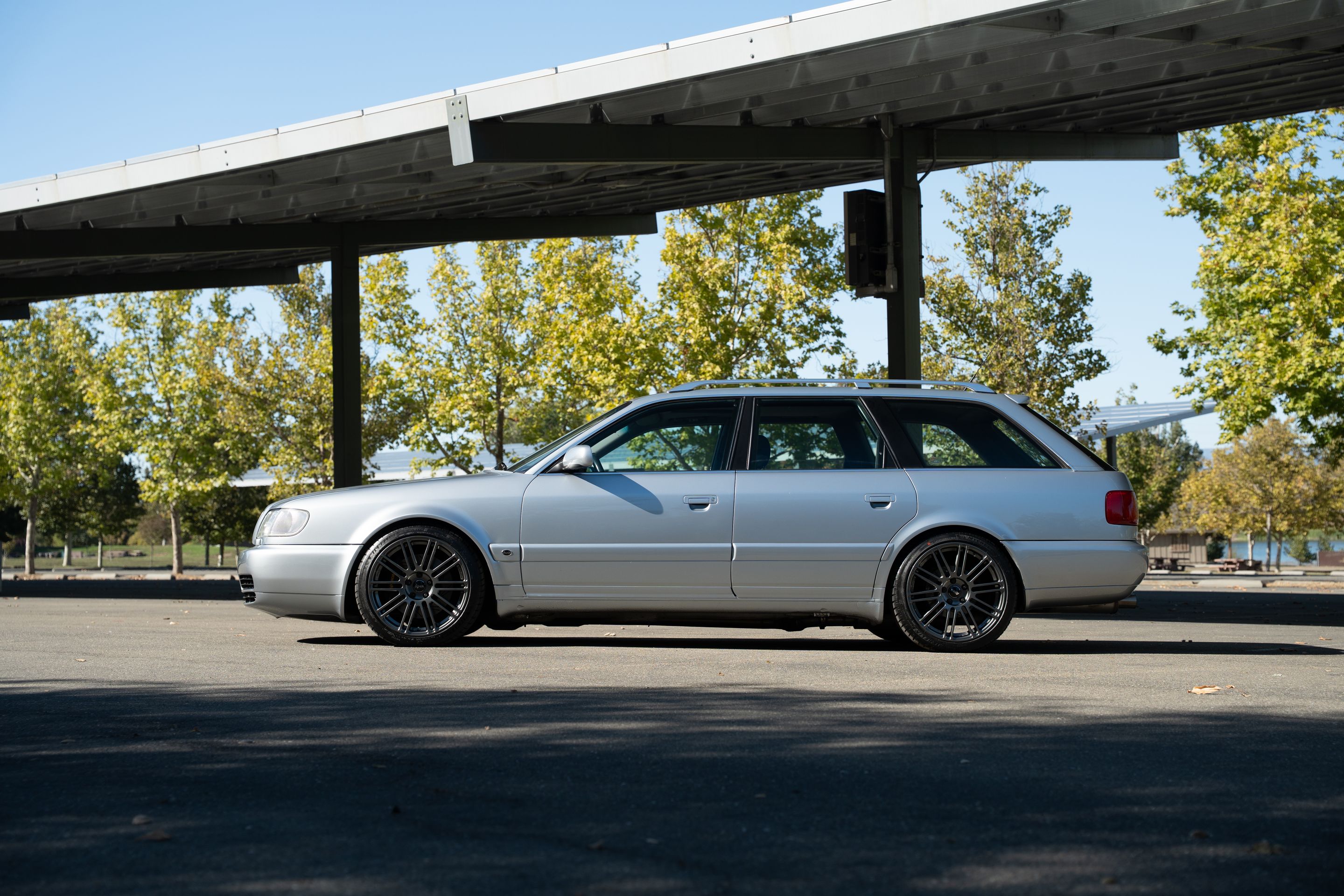 Silver Audi C4 S6 Avant/Wagon with 18" TC-10RT Apex wheels in Anthracite