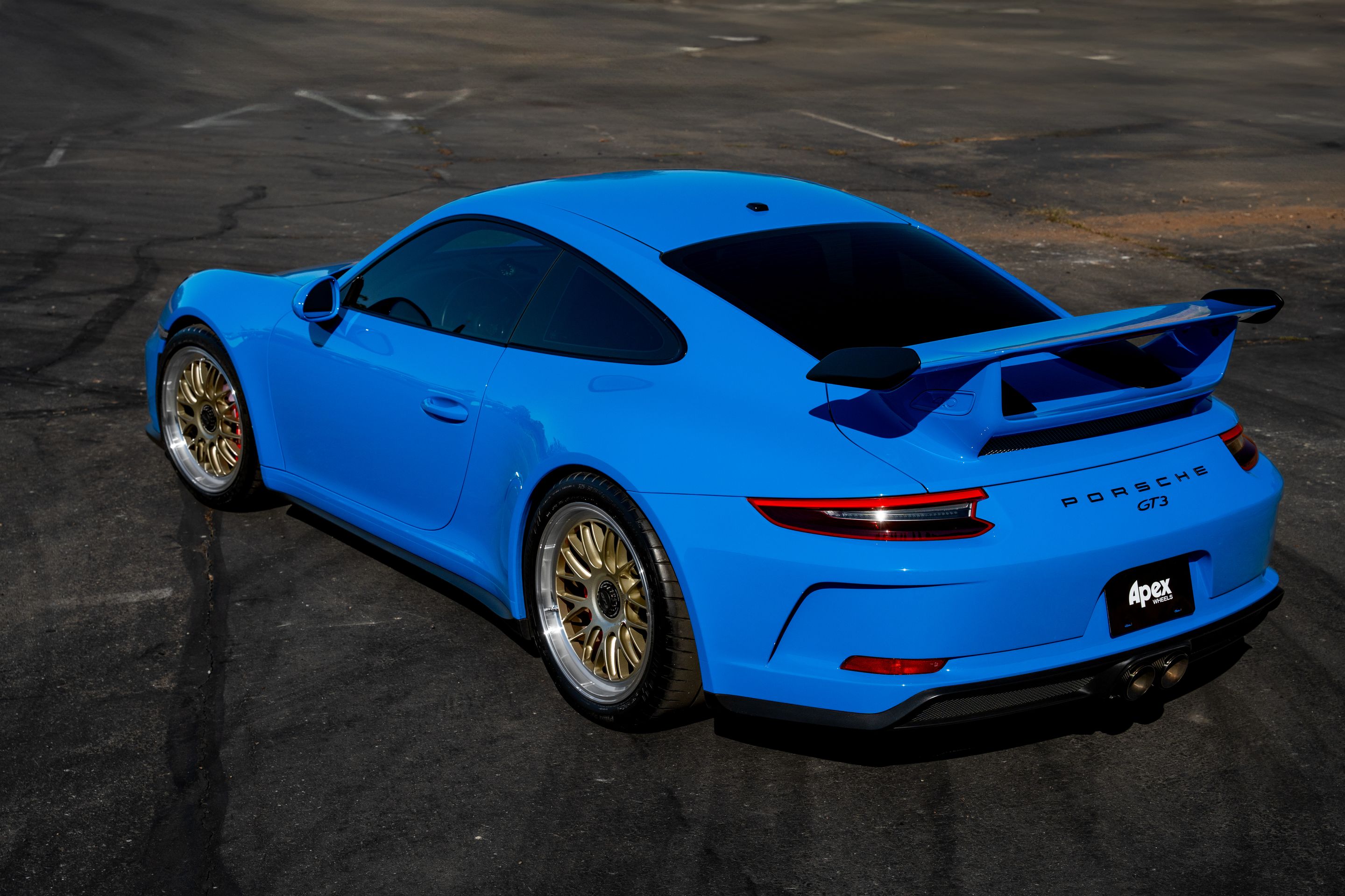 Blue Porsche 911 991.2 GT3 with 19" ML-10RT Apex wheels in Machined Lip Gloss Motorsport Gold