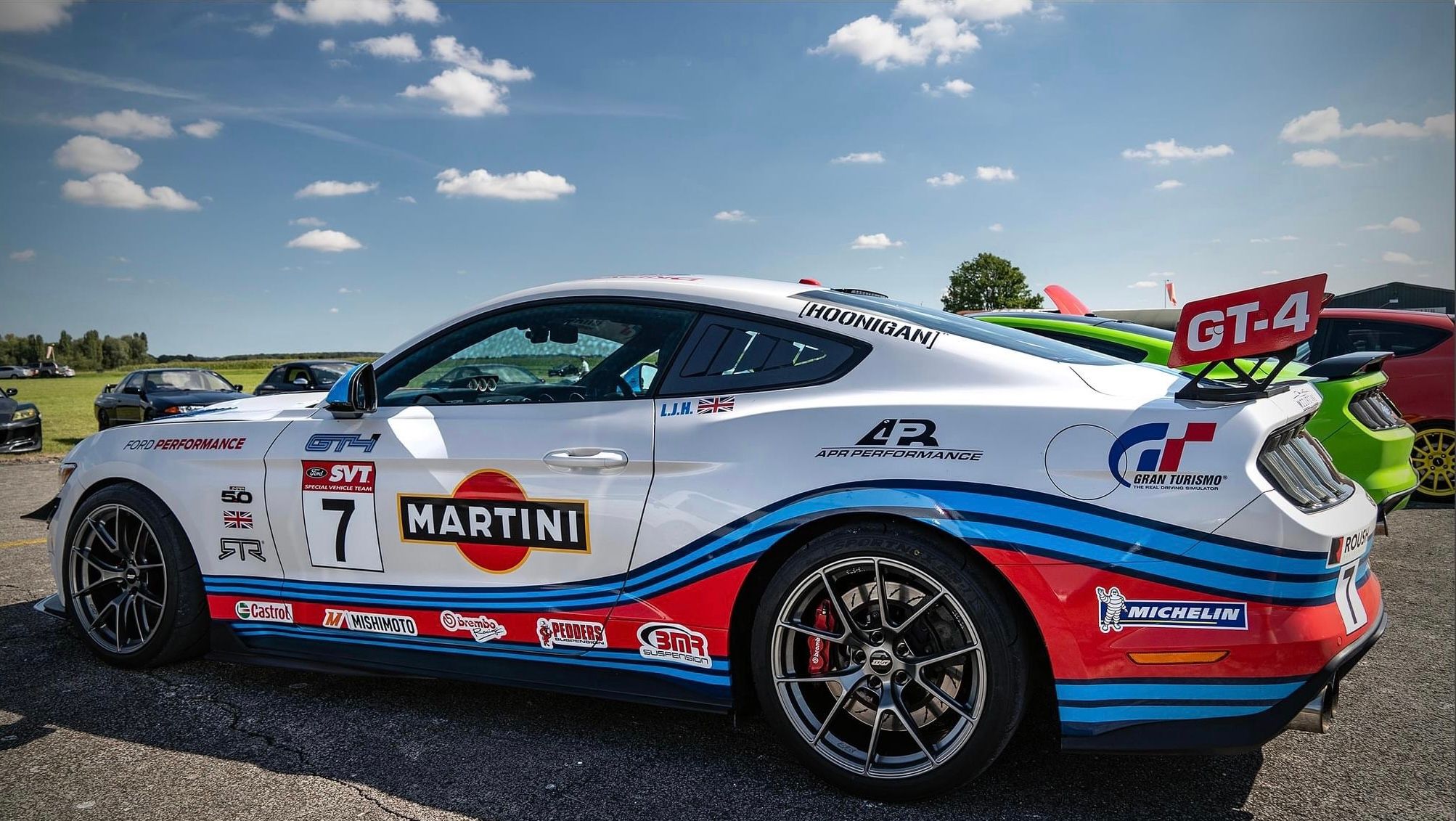 White Ford S550 Mustang GT with 19" VS-5RS Apex wheels in Anthracite