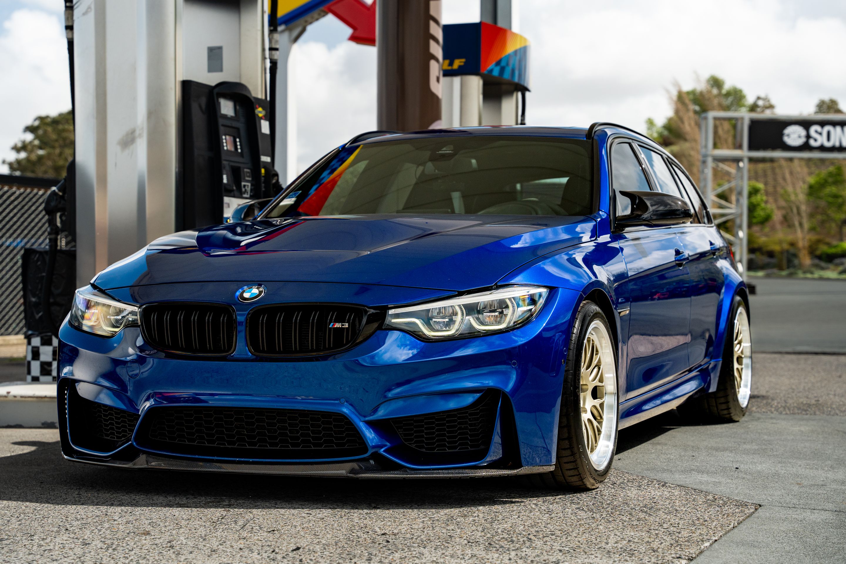 Blue BMW F80 M3 with 18" ML-10RT Apex wheels in Machined Lip Gloss Motorsport Gold
