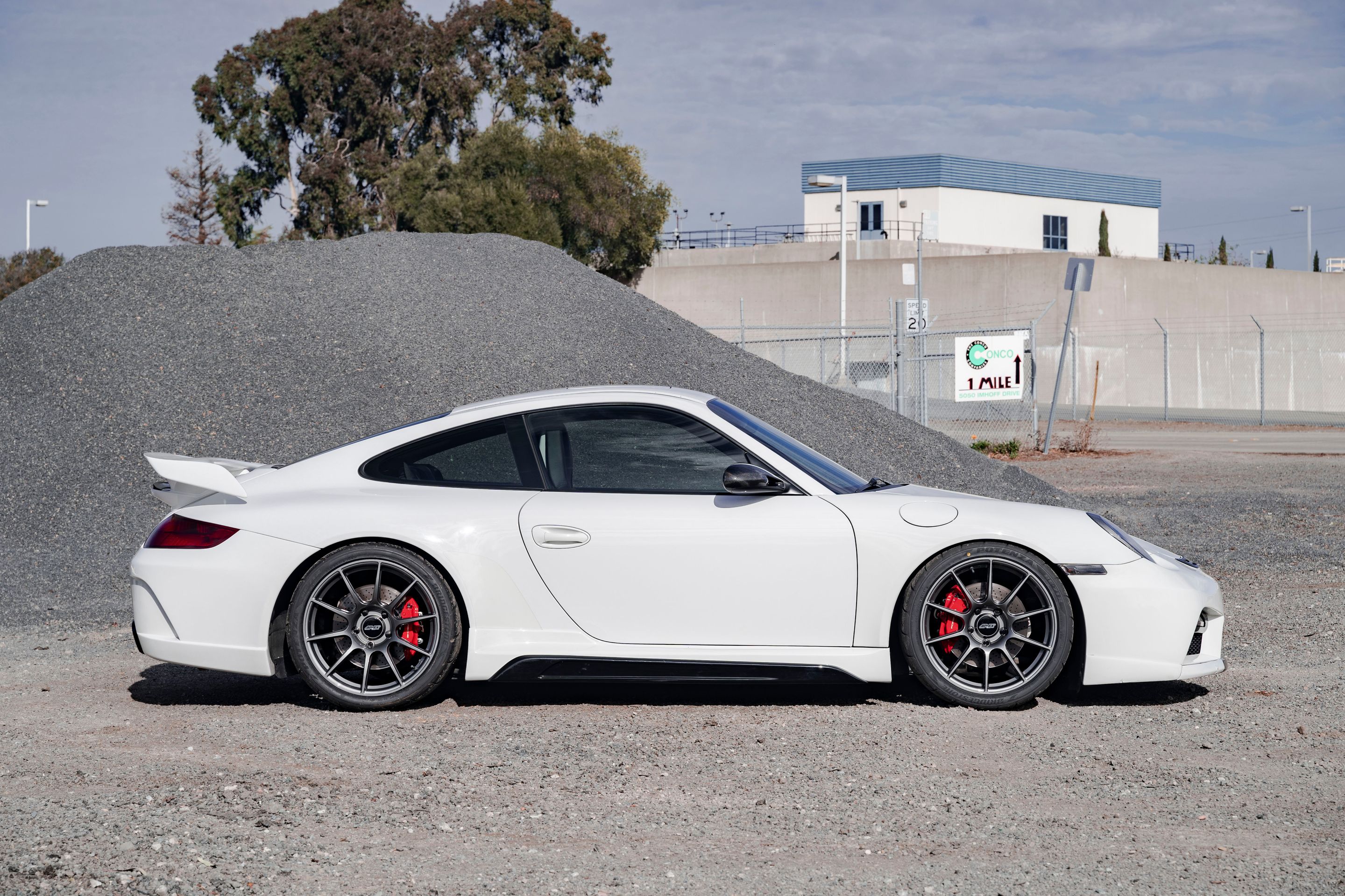 White Porsche 911 997 Carrera S with 19" SM-10 Apex wheels in Anthracite