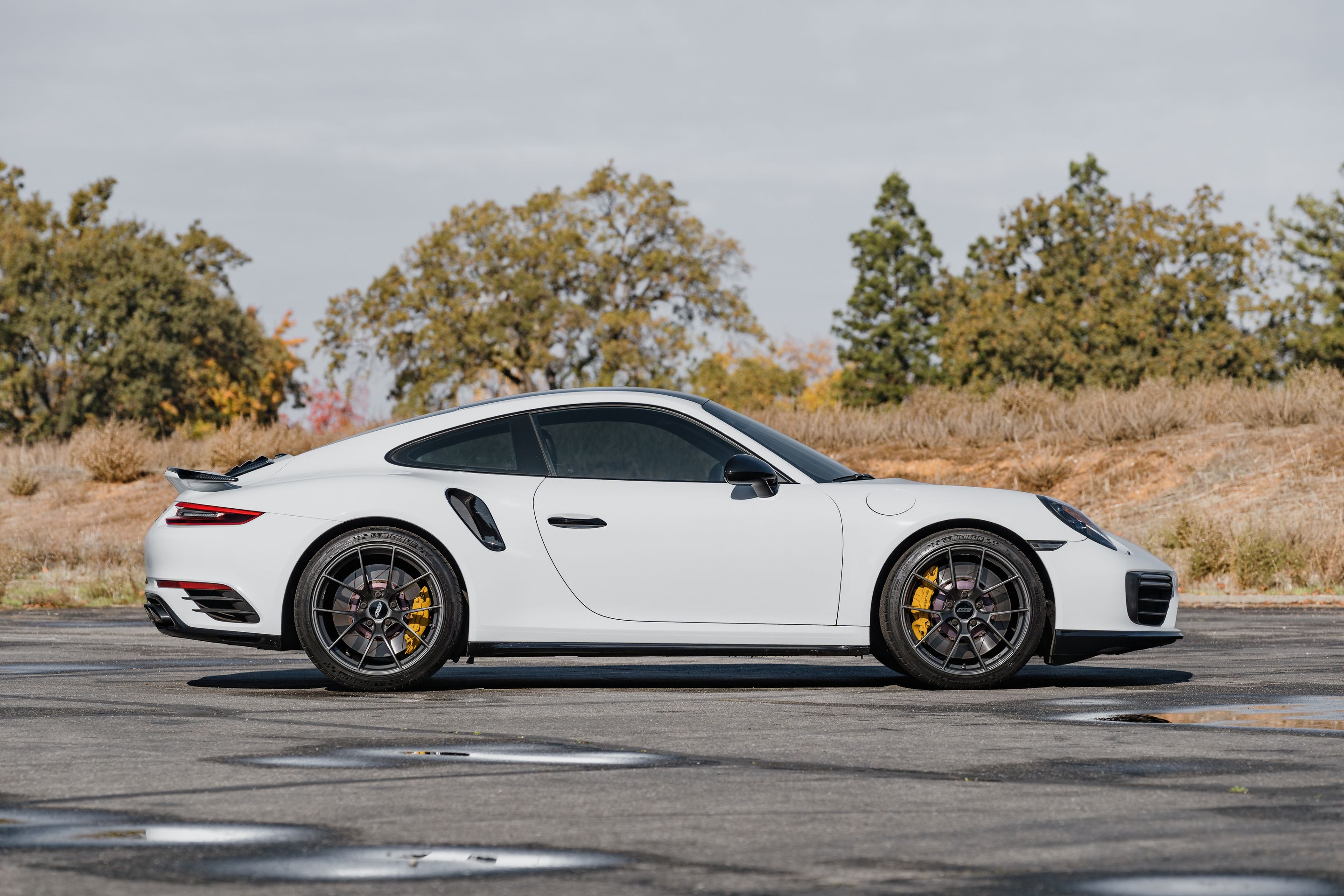 White Porsche 911 991.2 Turbo S with 20" VS-5RS Apex wheels in Anthracite