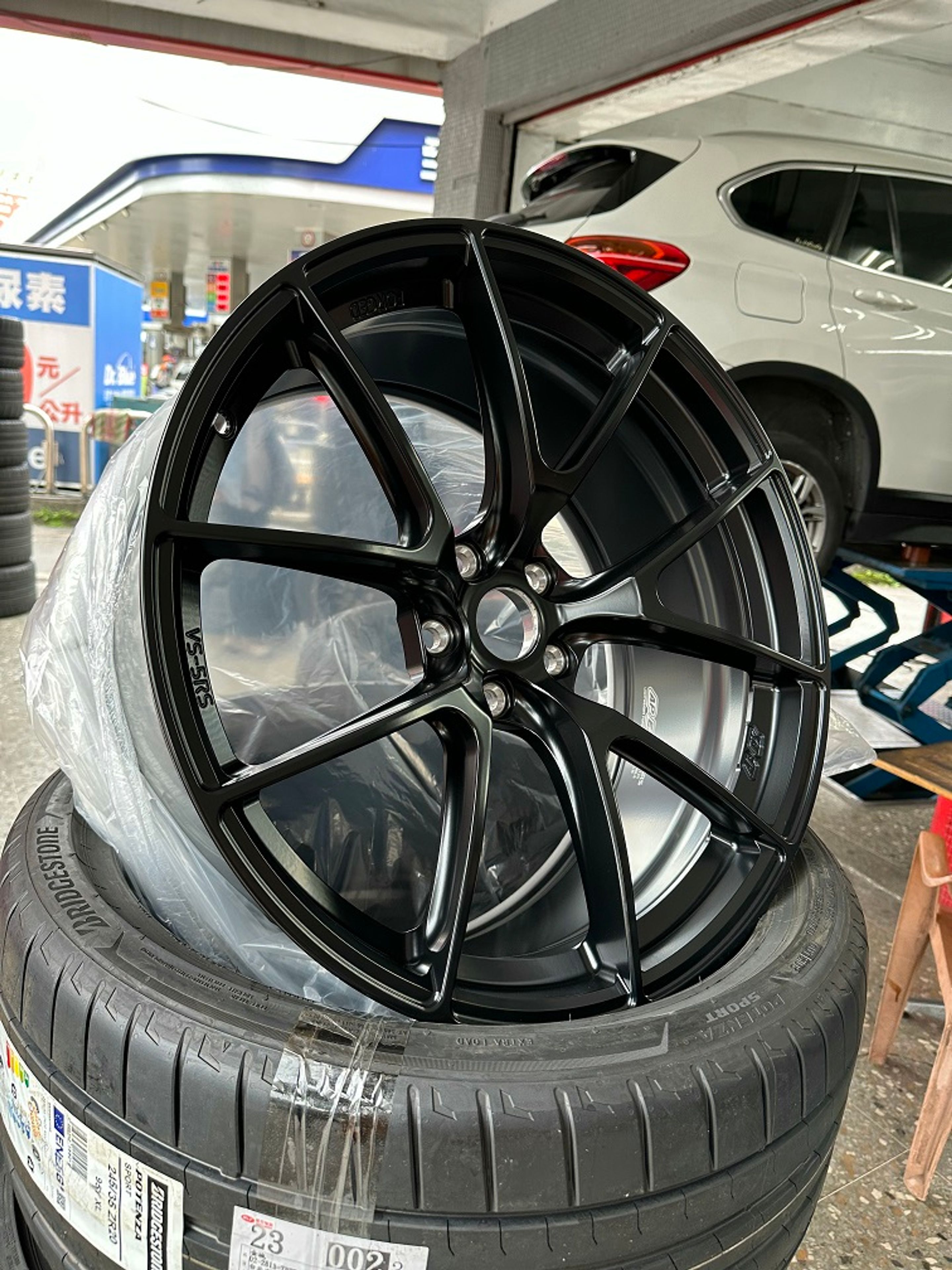 White BMW G21 Wagon 3 Series with 20" VS-5RS Apex wheels in Satin Black