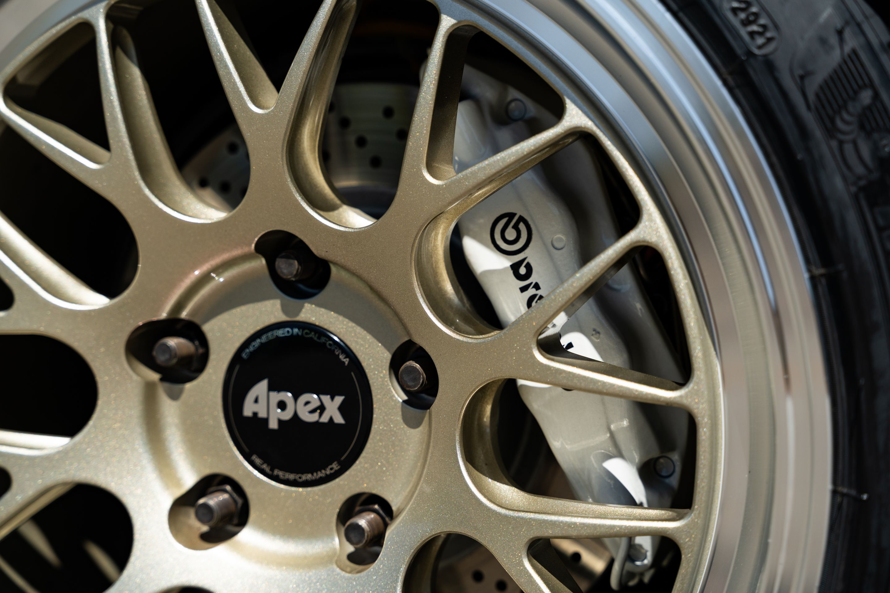 White Porsche 911 993 Carrera with 18" ML-10RT Apex wheels in Machined Lip Gloss Motorsport Gold