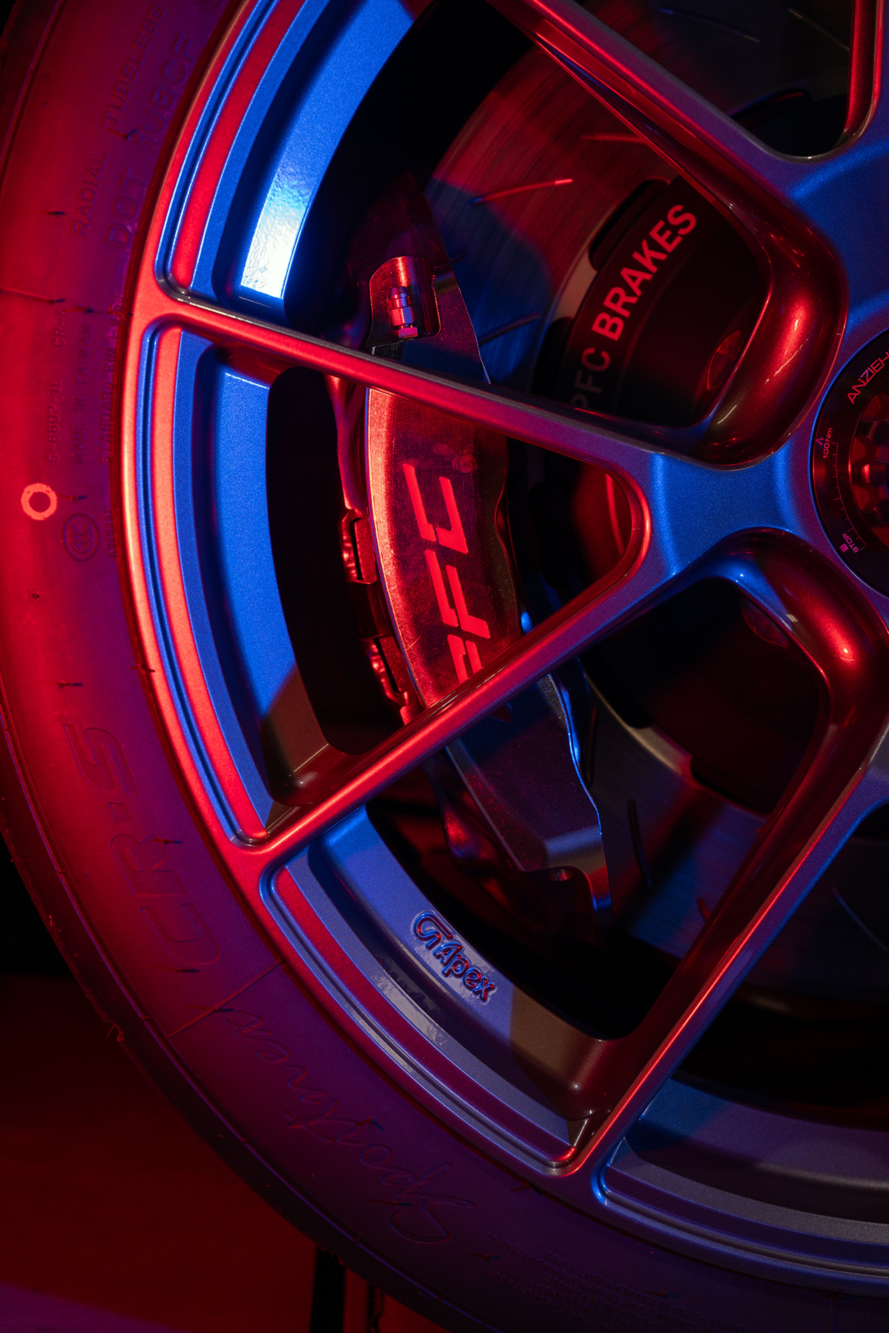 Grey Porsche 911 992.1 GT3 with 20"/21" VS-5RS Apex wheels in Anthracite