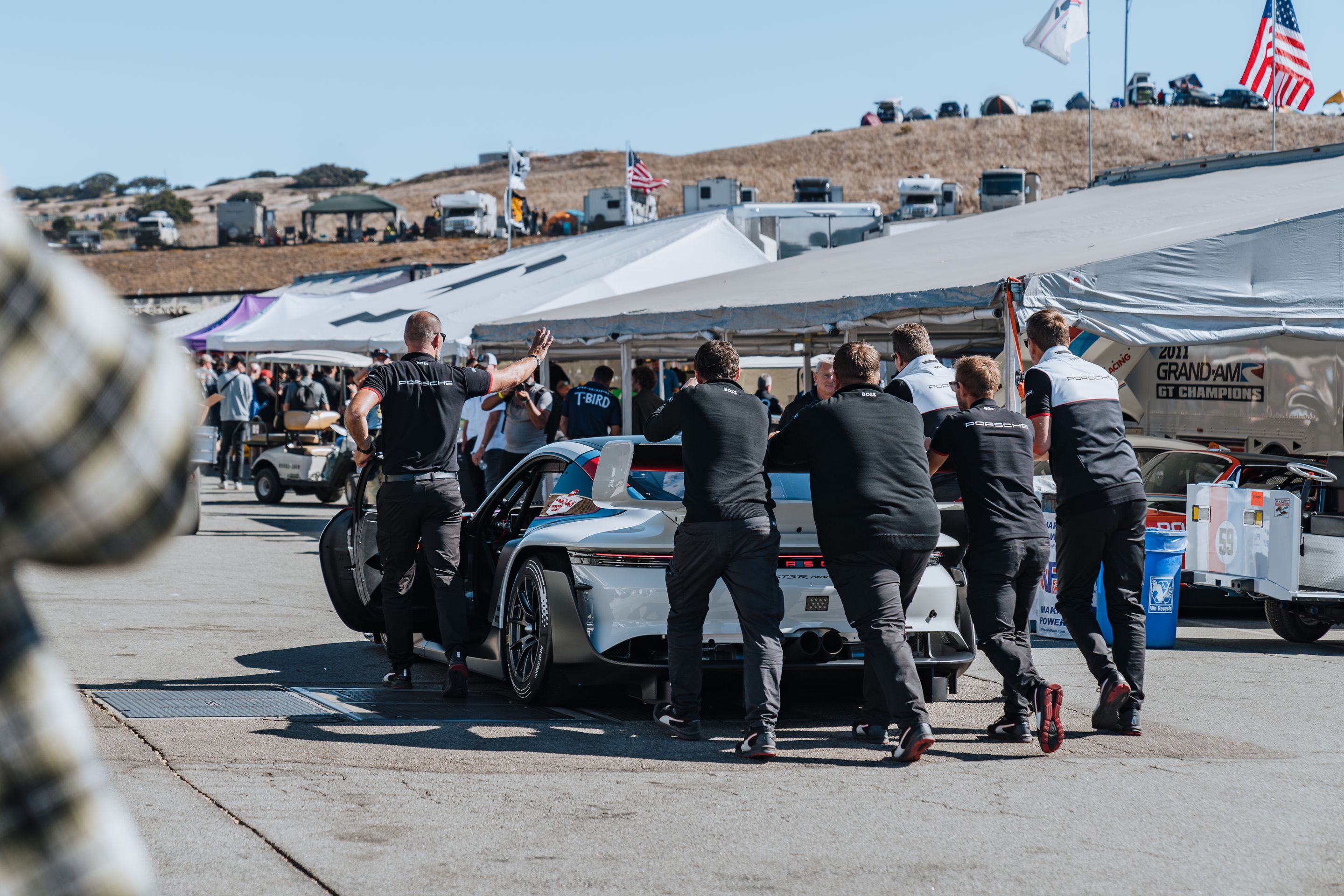 White Porsche 911 996 GT2 with 18" EC-7RS Apex wheels in Anthracite